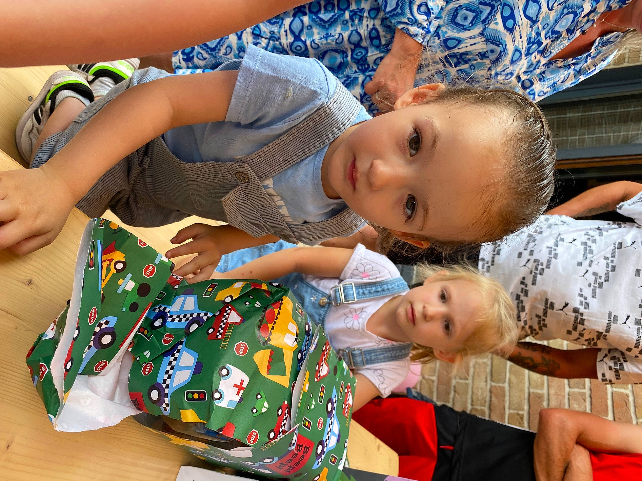 éloïs participe au concours pour gagner de l'argent avec cette photo : baby, baby_toddler_clothing, beauty, blue, child, design, event, facial_expression, fun, hairstyle, happy, holiday, human, leisure, pattern, people, person, sitting, t_shirt, textile