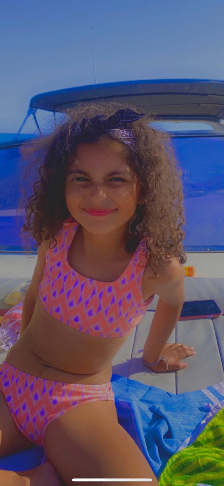 Ambre participe au concours pour gagner de l'argent avec cette photo : abdomen, beauty, black_hair, blue, brassiere, electric_blue, fun, happy, joy, leisure, lingerie, lingerie_top, long_hair, person, pink, shorts, smile, summer, swimsuit_top, thigh