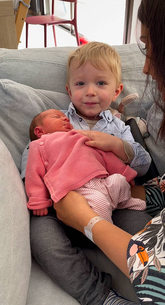 Jean participe au concours pour gagner de l'argent avec cette photo : arm, baby, cheek, child, comfort, couch, finger, fun, head, interaction, iris, joint, lap, leg, mouth, person, skin, smile, thigh, toddler