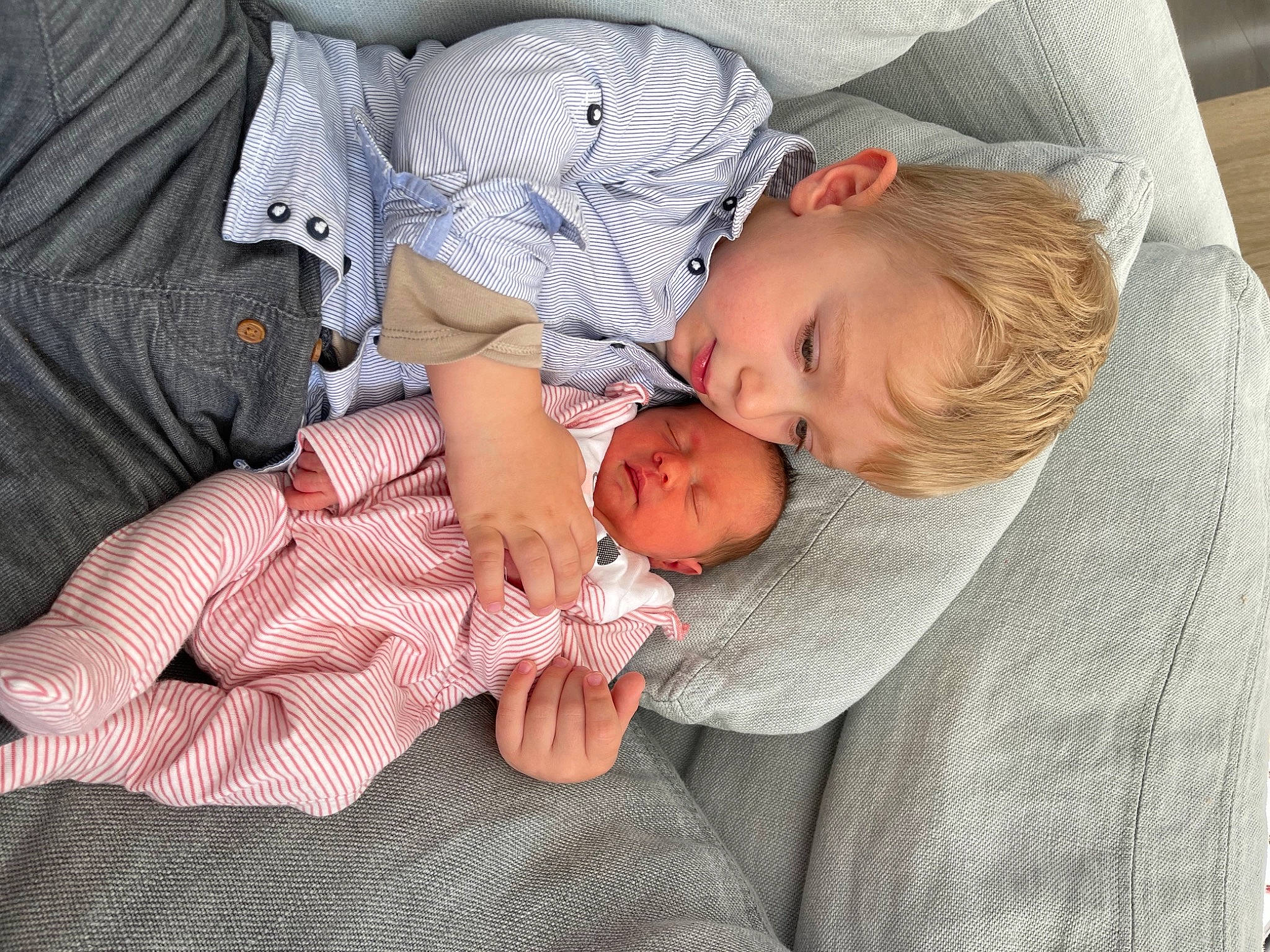 Jean participe au concours pour gagner de l'argent avec cette photo : abdomen, baby, baby_products, baby_sleeping, baby_toddler_clothing, bedtime, child, comfort, finger, foot, gesture, hand, linens, nap, pattern, person, room, sitting, sleep, sleeve