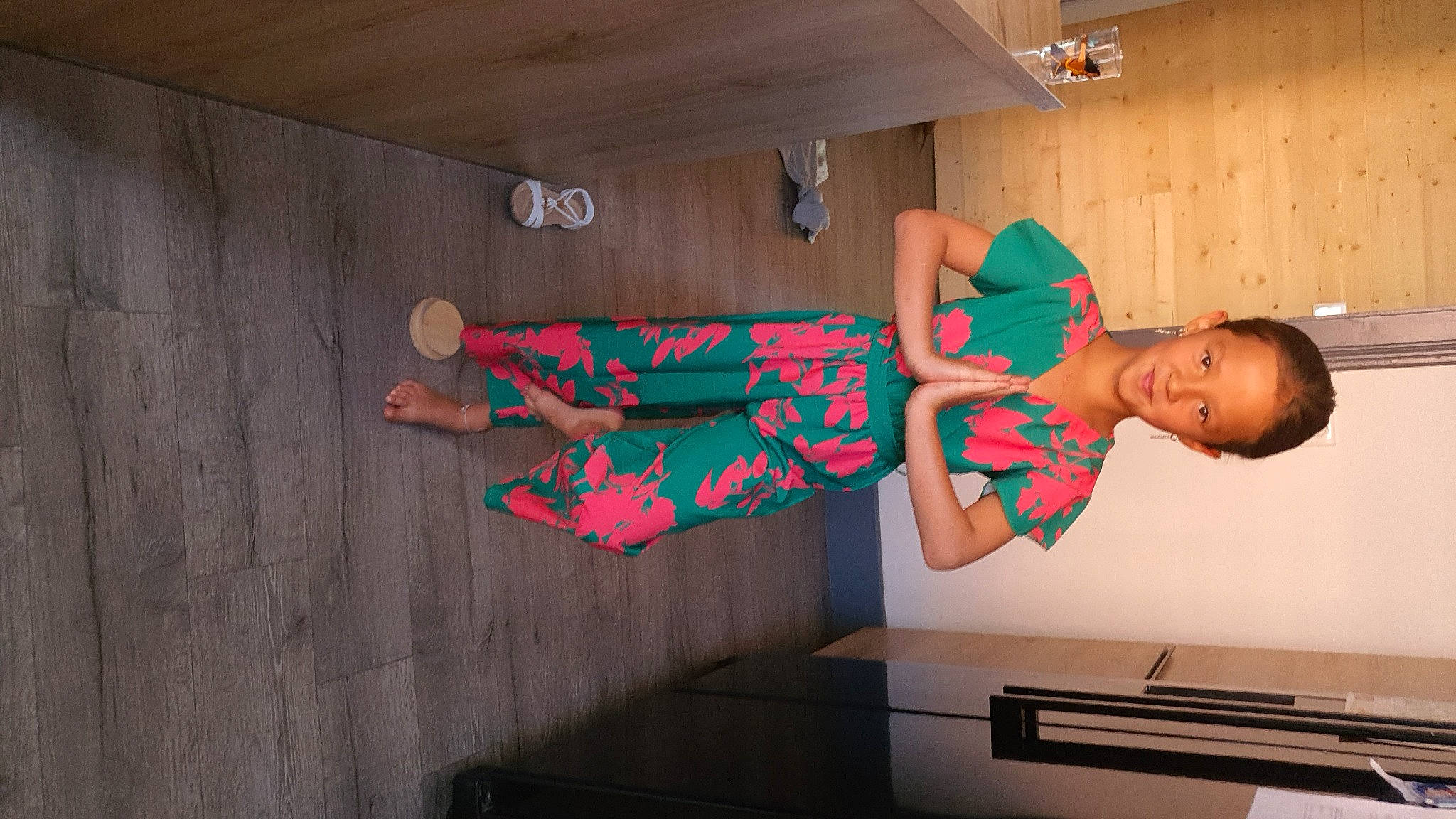 Ilana participe au concours pour gagner de l'argent avec cette photo : elbow, finger, flooring, fun, hardwood, human_leg, interior_design, joint, joy, knee, leg, magenta, person, pink, standing, t_shirt, textile, thigh, trunk, waist