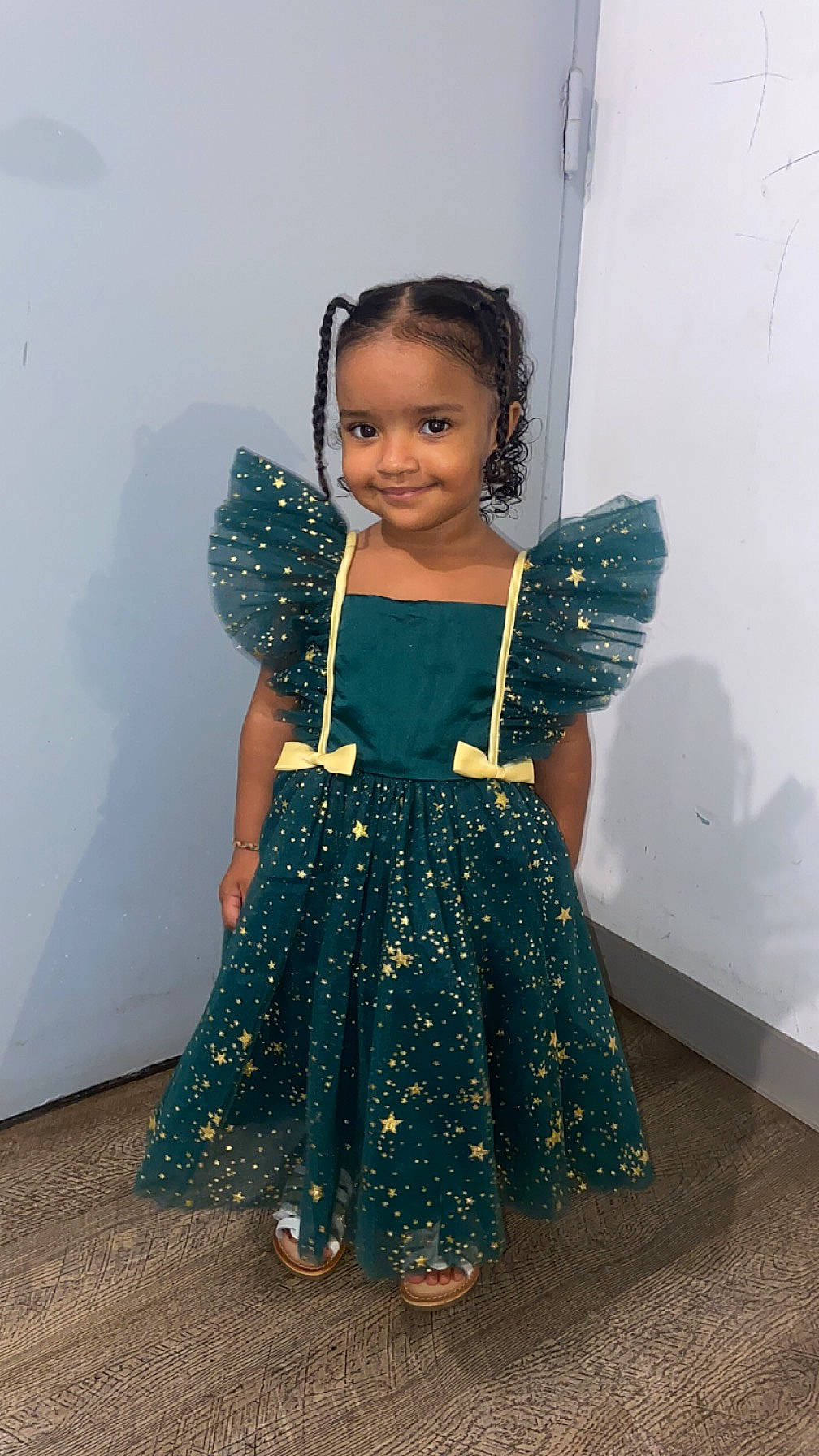 Maïwenn participe au concours pour gagner de l'argent avec cette photo : baby_toddler_clothing, day_dress, dress, electric_blue, embellishment, event, eye, fashion_design, formal_wear, fun, happy, head, jewellery, joy, one_piece_garment, pattern, person, sleeve, smile, toddler