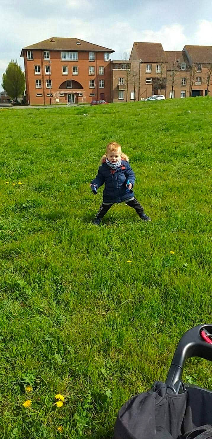 Emerik a rejoint le concours — aidez-le/la à gagner de superbes lots ! backyard, garden, grass, grass_family, grassland, lawn, meadow, person, plant, play, sitting, tree, yard