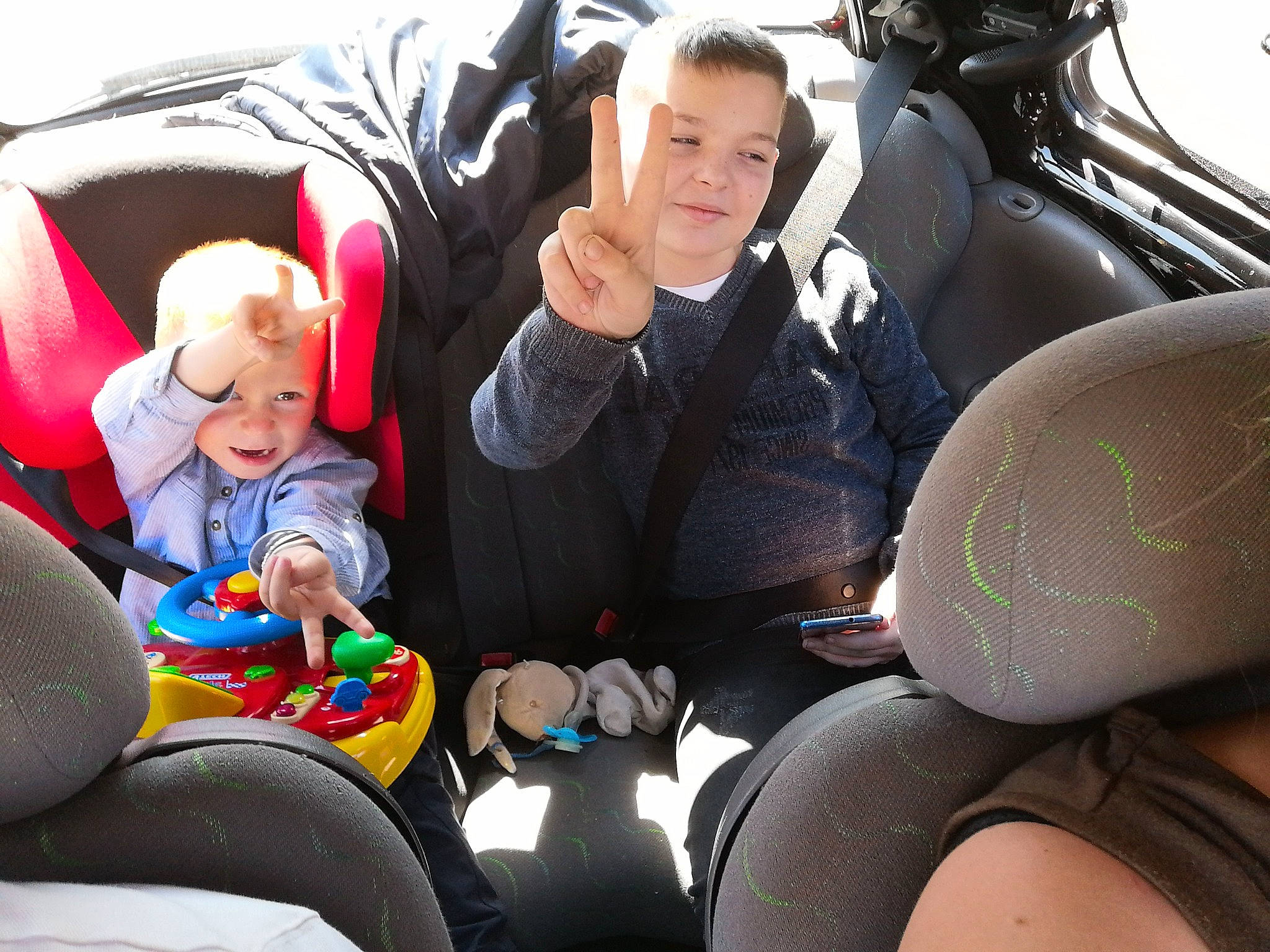 Bryan a rejoint le concours — aidez-le/la à gagner de superbes lots ! auto_part, car, car_seat, car_seat_cover, child, family_car, passenger, person, vehicle