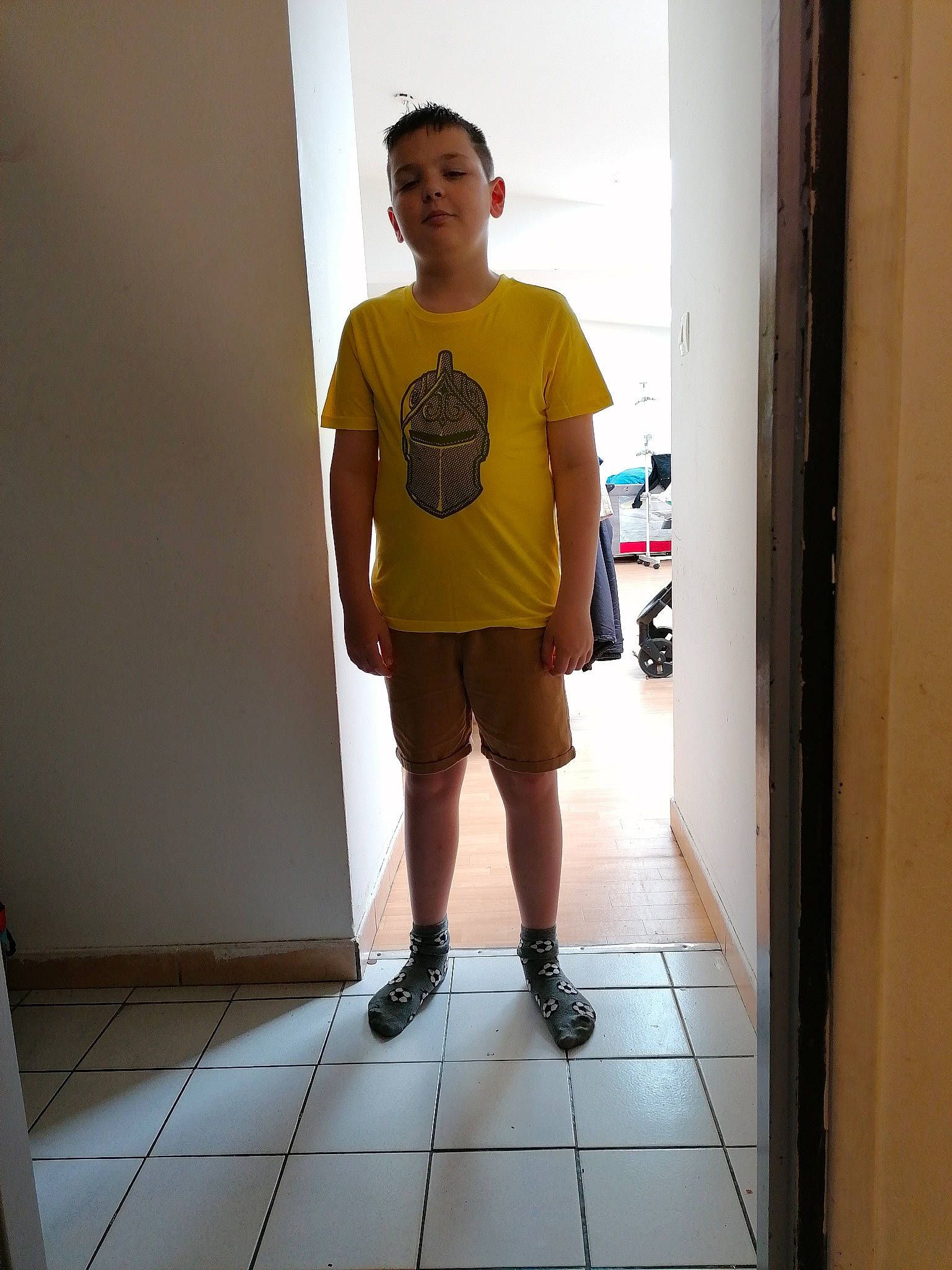 Bryan a rejoint le concours — aidez-le/la à gagner de superbes lots ! door, floor, flooring, human_leg, joint, knee, leg, person, room, shoe, shorts, shoulder, standing, t_shirt, thigh, top, vacation, yellow