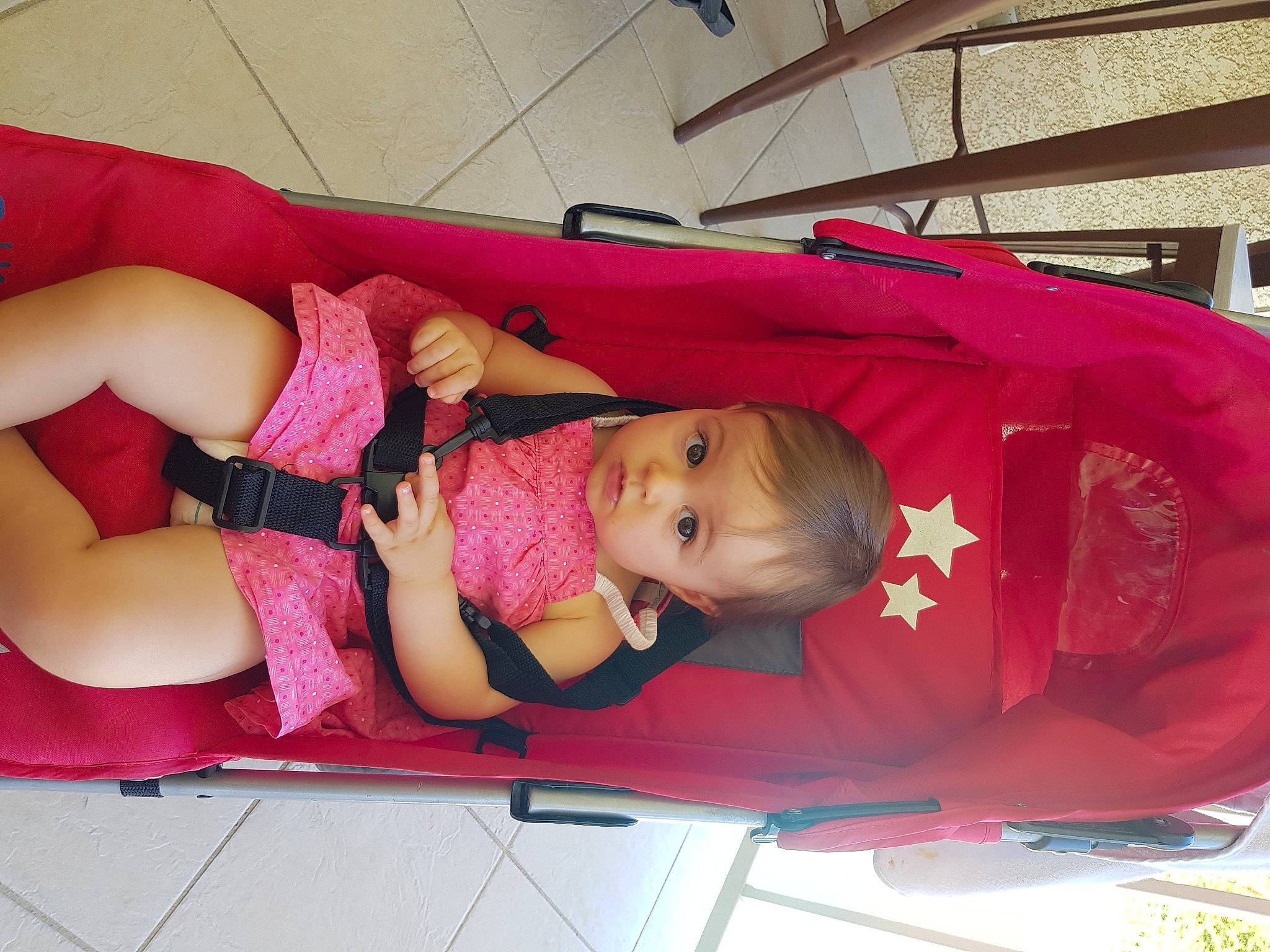 Maïly a rejoint le concours — aidez-le/la à gagner de superbes lots ! baby, baby_products, baby_toddler_clothing, carmine, child, comfort, foot, fun, human_leg, knee, lap, leisure, magenta, person, pink, red, sandal, shorts, sock, thigh