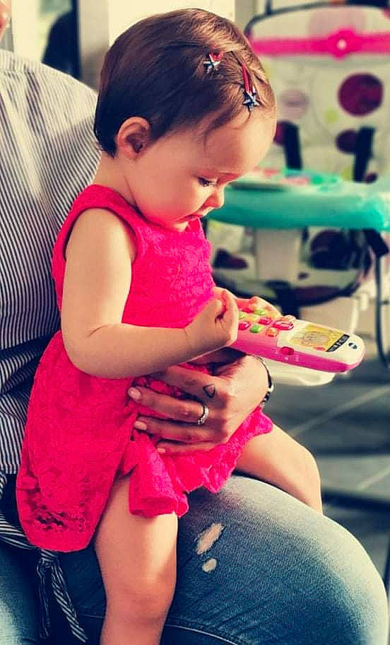 Maïly a rejoint le concours — aidez-le/la à gagner de superbes lots ! baby_toddler_clothing, child, comfort, elbow, finger, fun, happy, human_body, joint, knee, leg, magenta, nail, person, pink, red, skin, thigh, thumb, toddler