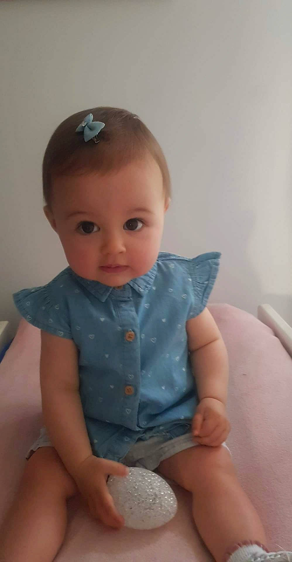 Maïly a rejoint le concours — aidez-le/la à gagner de superbes lots ! baby, baby_toddler_clothing, cheek, chest, child, comfort, electric_blue, eye, face, hair, human_leg, iris, knee, lip, nose, person, skin, sleeve, thigh, toddler