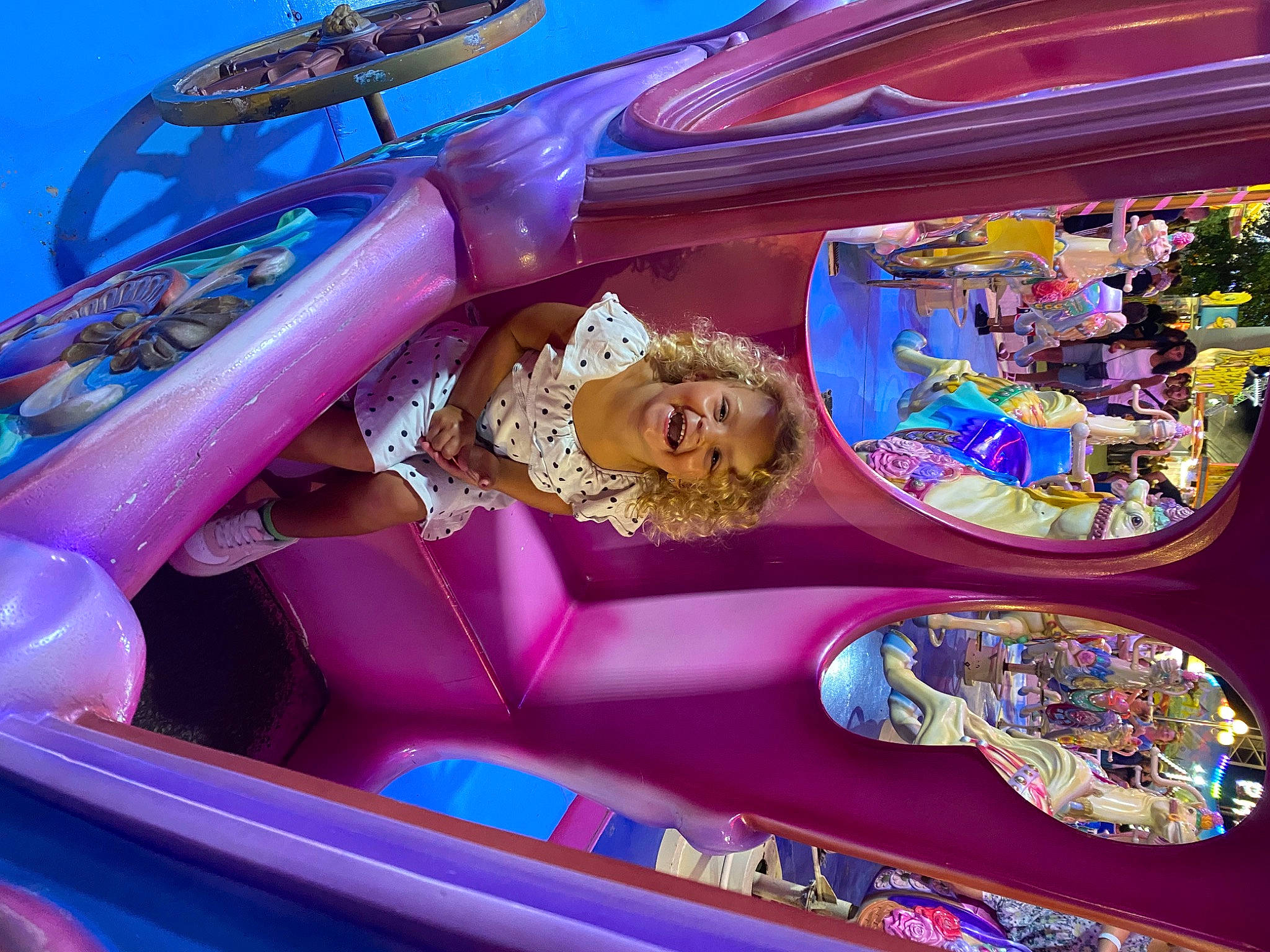 Naïvy participe au concours pour gagner de l'argent avec cette photo : art, auto_part, automotive_design, automotive_exterior, automotive_lighting, bumper, electric_blue, fashion_accessory, fun, hood, joy, leisure, luxury_vehicle, magenta, motor_vehicle, person, purple, recreation, smile, vehicle