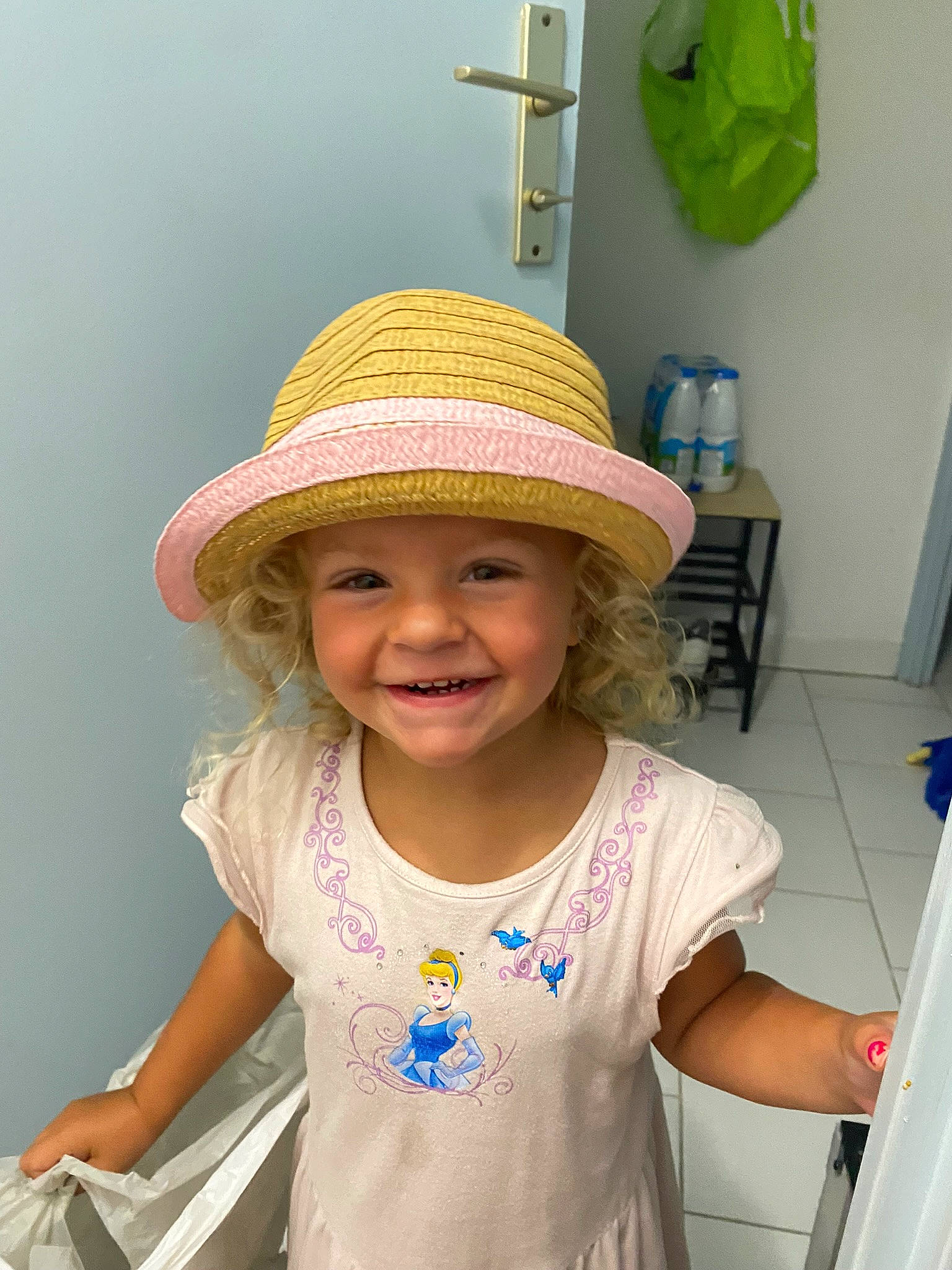 Naïvy participe au concours pour gagner de l'argent avec cette photo : baby_toddler_clothing, cap, chair, child, costume_hat, face, fashion_accessory, fun, happy, hat, headgear, headwear, joy, leisure, person, room, shelf, sleeve, smile, sun_hat