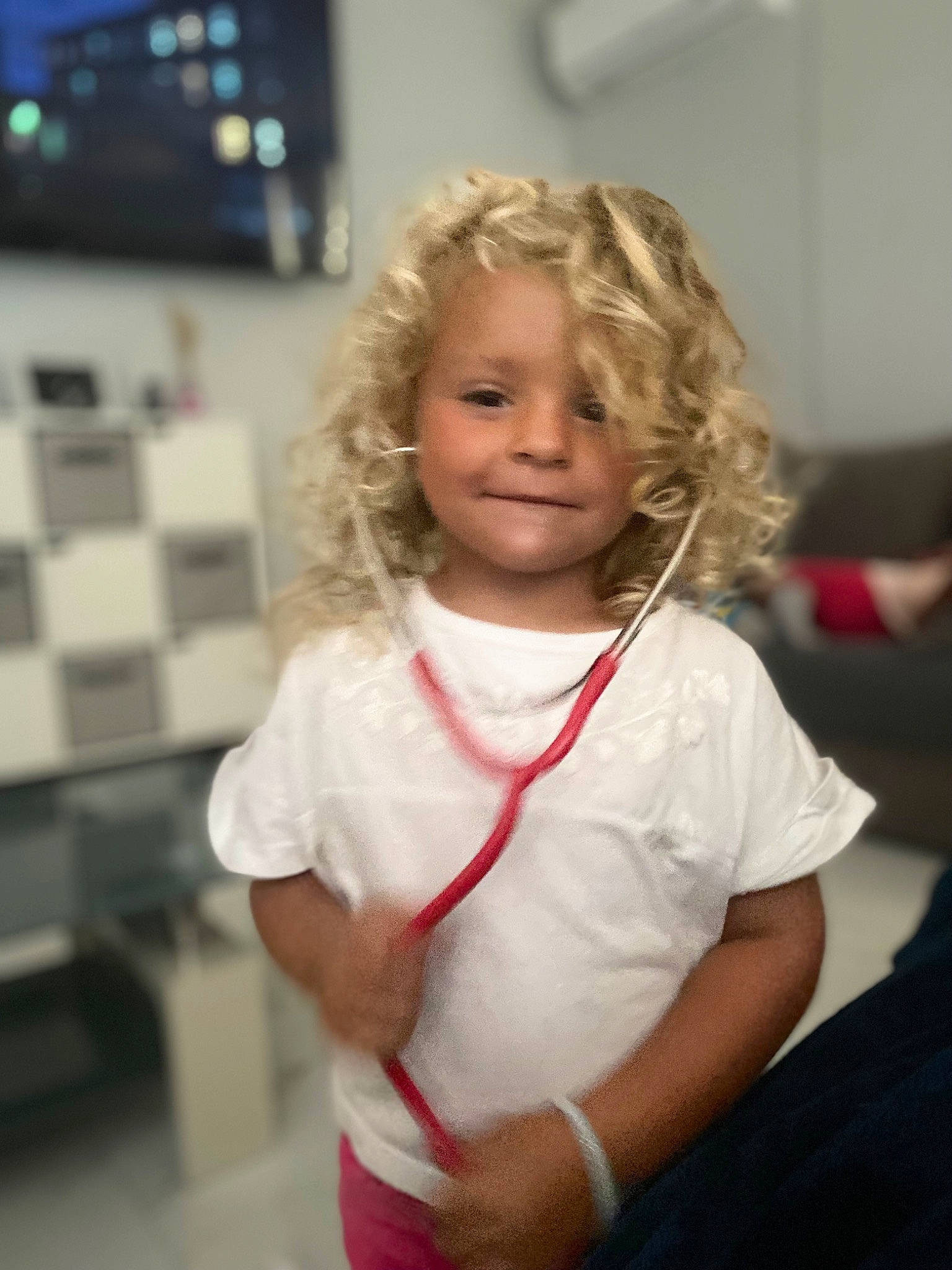 Naïvy participe au concours pour gagner de l'argent avec cette photo : blond, cheek, child, elbow, event, fun, gesture, happy, joy, person, portrait_photography, room, sleeve, smile, t_shirt, toddler, uniform