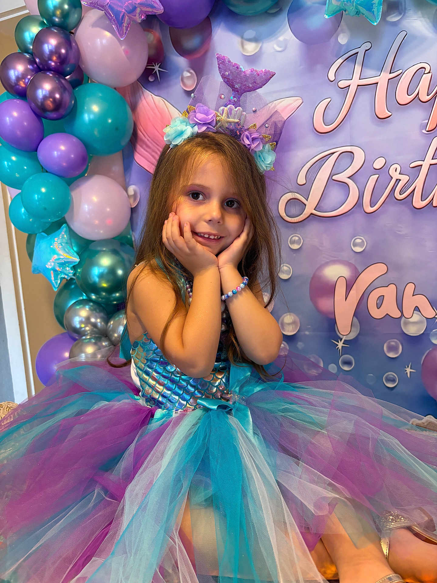 Vahiana participe au concours pour gagner de l'argent avec cette photo : child, girl, birthday, mermaid, costume, dress, balloons, party, smile, pose, headband, tulle, purple, blue, decoration, celebration, happy, long_hair, accessories, indoor