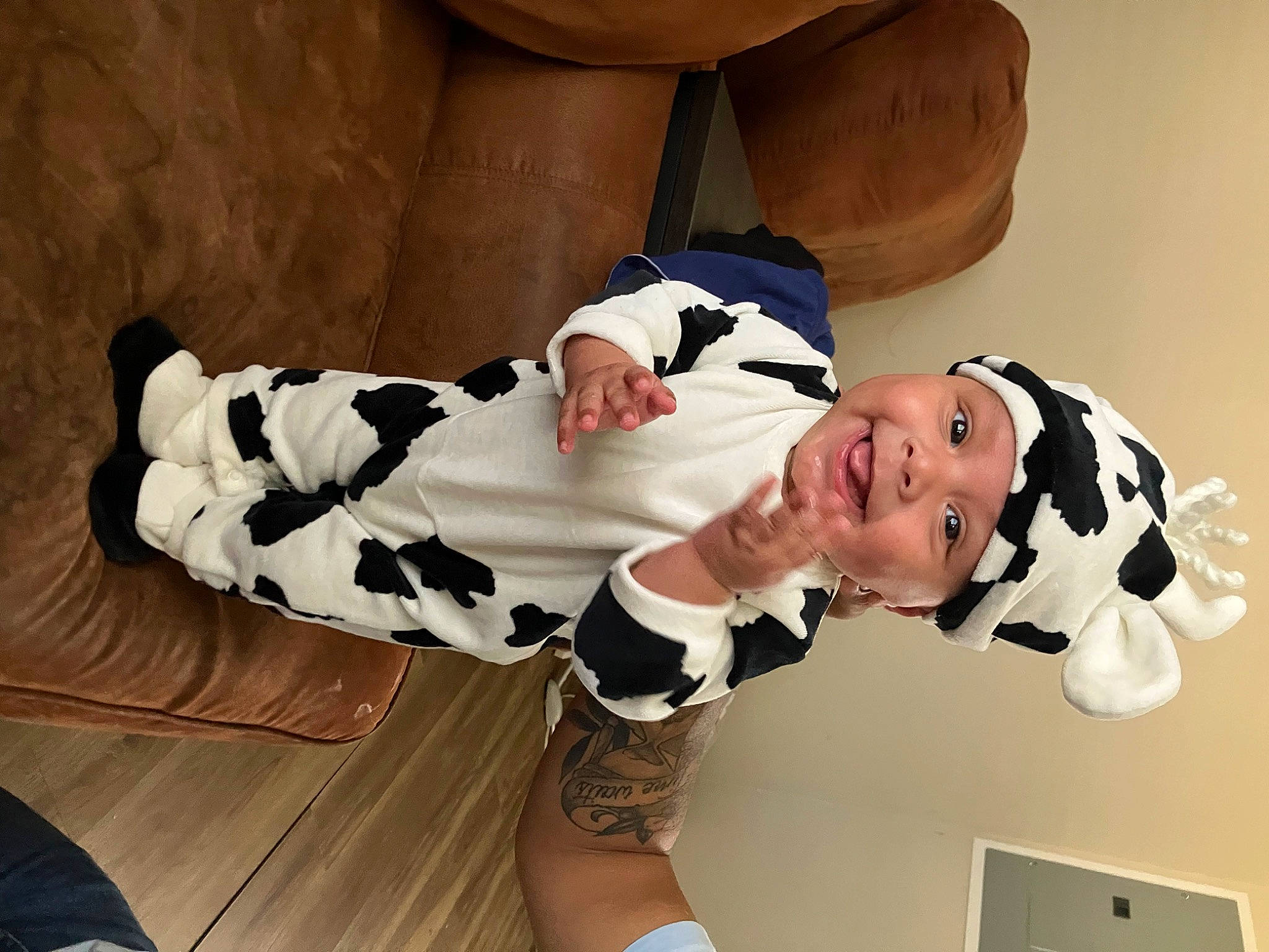 Giovanni is registered to the contest to win money with this photo: abdomen, chest, child, comfort, costume, elbow, flooring, hat, headwear, human_leg, japanese_idol, joy, knee, leg, pattern, person, photo_shoot, sleeve, sock, sportswear