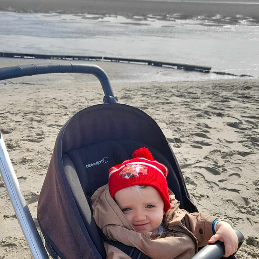 Lucas participe au concours pour gagner de l'argent avec cette photo : accessories, baby, beach, cap, clothing, coast, face, gun, hat, head, nature, outdoors, pants, person, photography, portrait, sea, shoreline, sunglasses, water