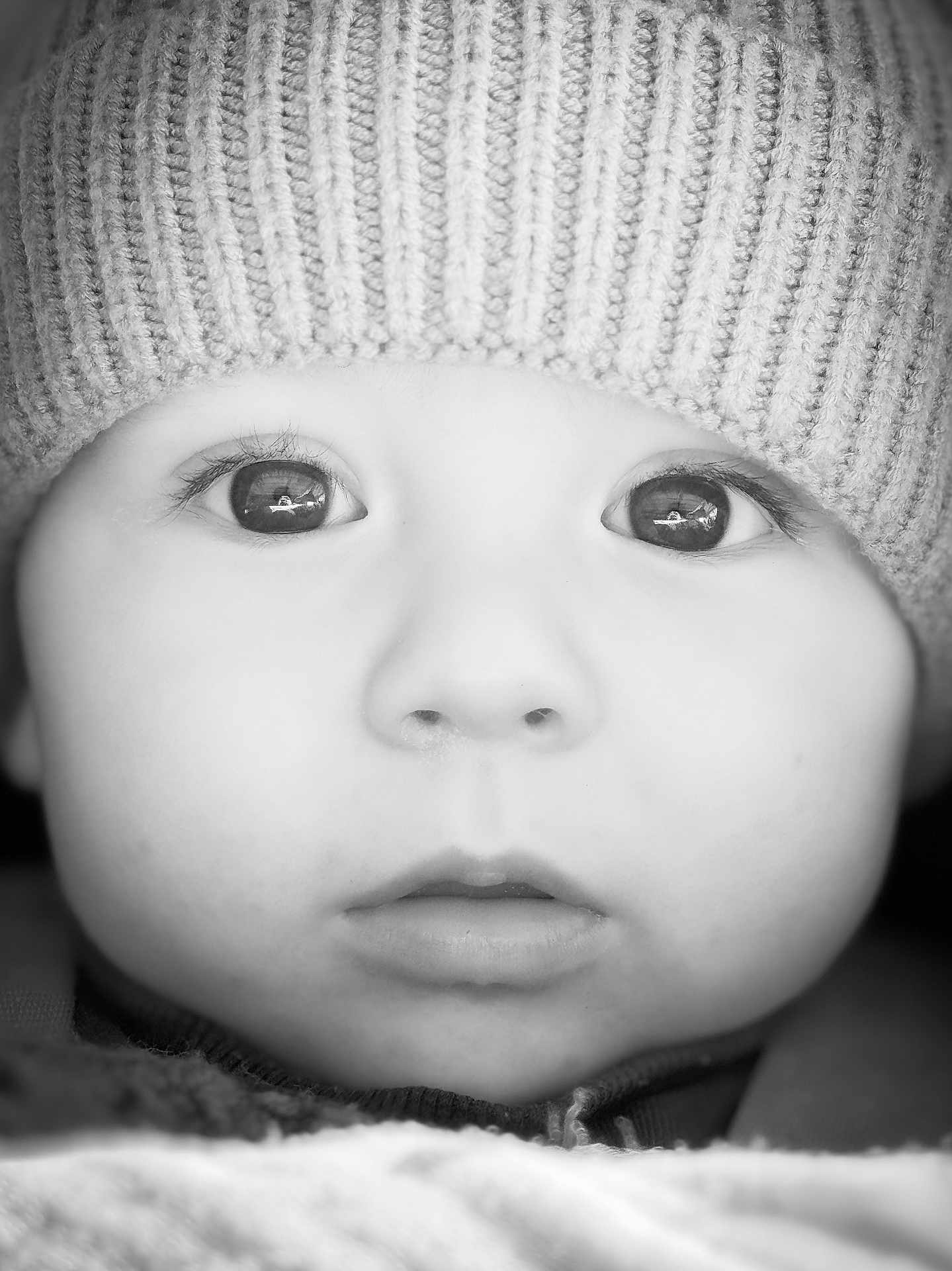 Logan a rejoint le concours — aidez-le/la à gagner de superbes lots ! baby, infant, child, beanie, hat, close_up, portrait, black_and_white, eyes, eyelashes, lips, nose, cheeks, knit_hat, cozy, soft_focus, reflection, monochrome, face, adorable