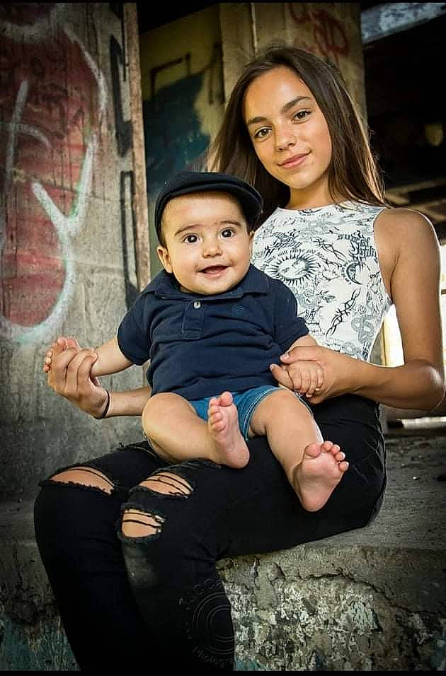 Sacha a rejoint le concours — aidez-le/la à gagner de superbes lots ! beauty, black_hair, event, eye, face, flash_photography, fun, hair, happy, human, human_leg, interaction, joy, people, person, shoulder, sitting, skin, smile, standing