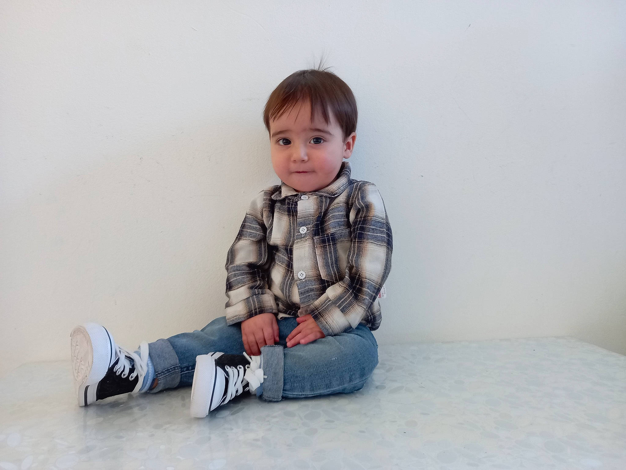 Sacha participe au concours pour gagner de l'argent avec cette photo : baby_toddler_clothing, cheek, child, collar, comfort, dress_shirt, electric_blue, flash_photography, flooring, hairstyle, happy, knee, pattern, person, skin, sleeve, smile, street_fashion, t_shirt, toddler