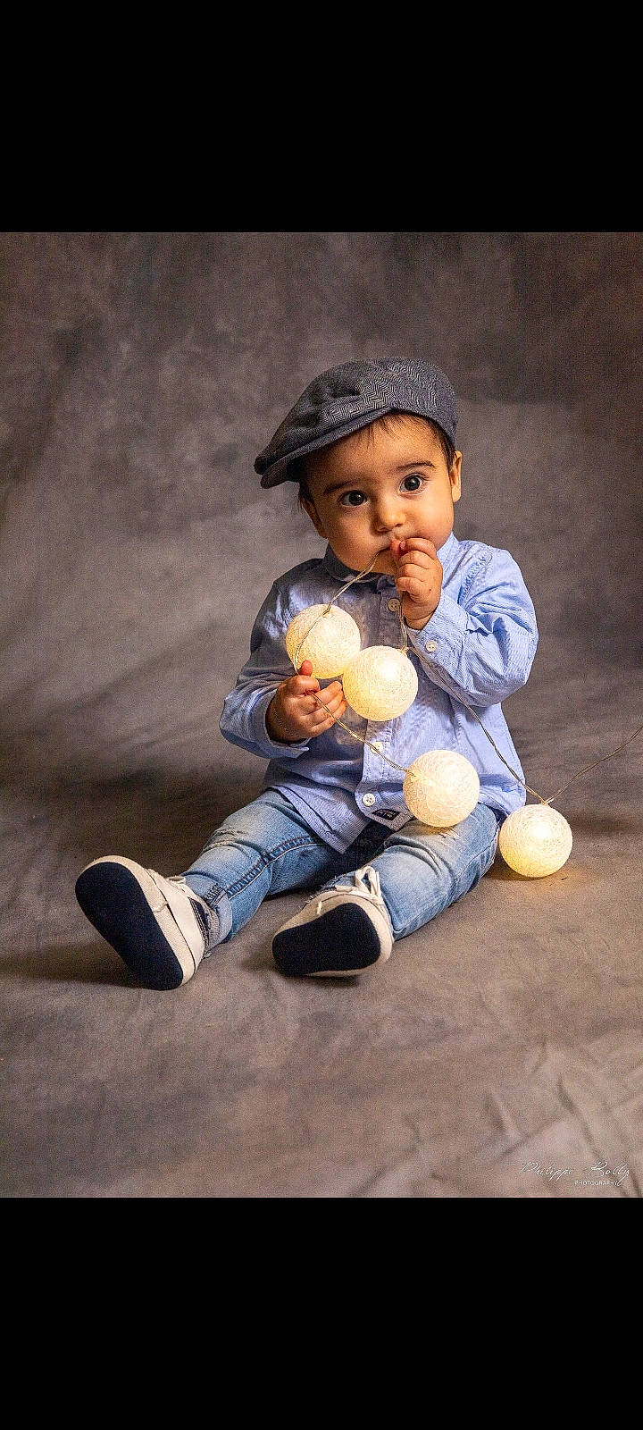 Sacha participe au concours pour gagner de l'argent avec cette photo : arm, ball, baseball_cap, cap, child, face, finger, flash_photography, fun, hand, happy, hat, headwear, leisure, person, play, recreation, sitting, sports_equipment, thumb