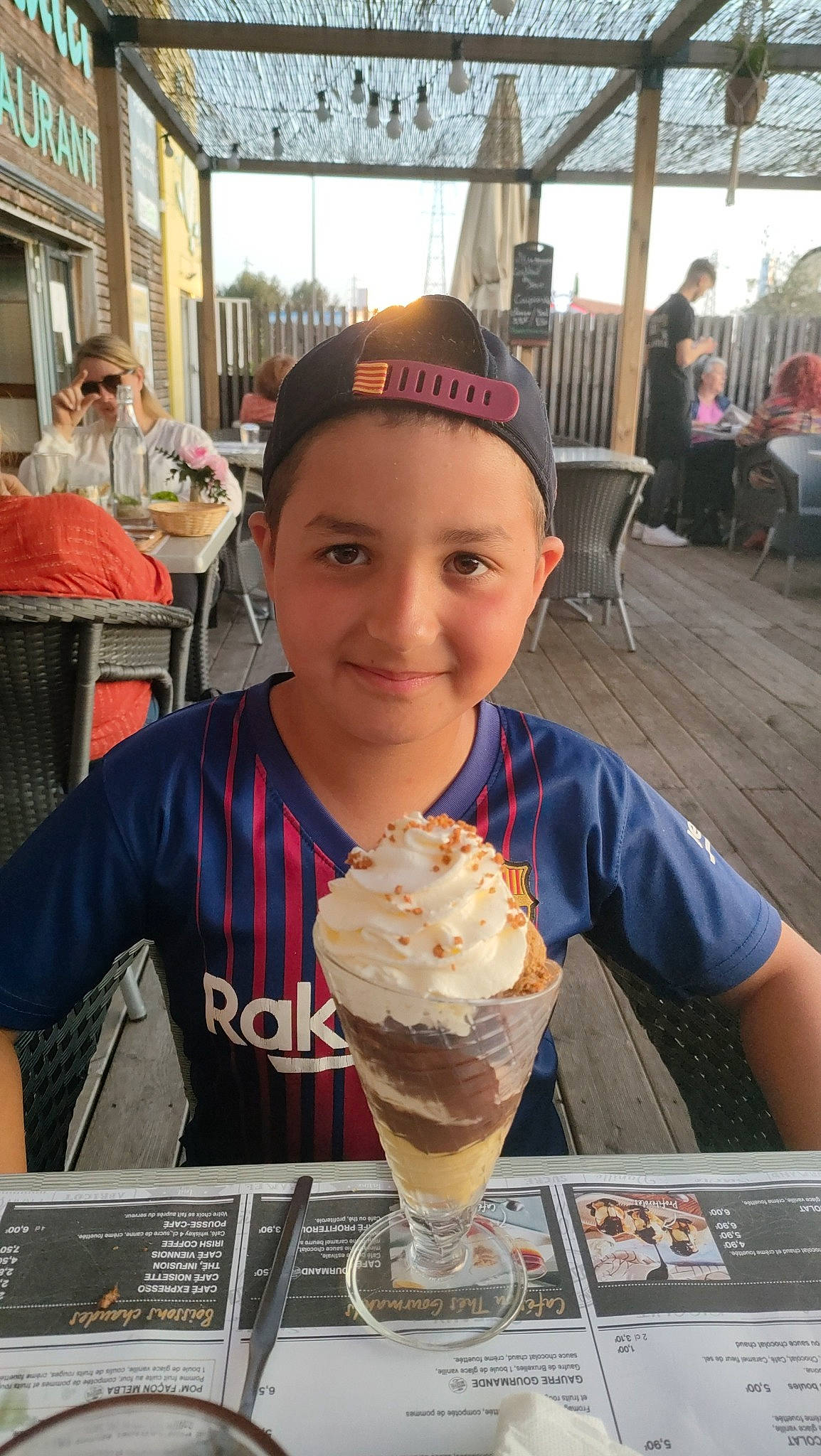 Yanis participe au concours pour gagner de l'argent avec cette photo : chair, clotted_cream, cream, cuisine, dairy, dessert, dish, dondurma, drink, food, frozen_dessert, gelato, headwear, ice_cream, ice_cream_cone, ingredient, joy, person, smile, sorbetes