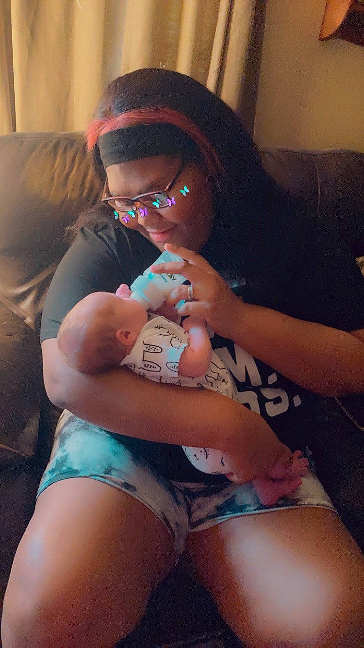 Laura is registered to the contest to win money with this photo: abdomen, arm, baby, chest, comfort, couch, finger, hand, human_body, joint, knee, leg, mouth, muscle, organ, person, shoulder, skin, stomach, thigh