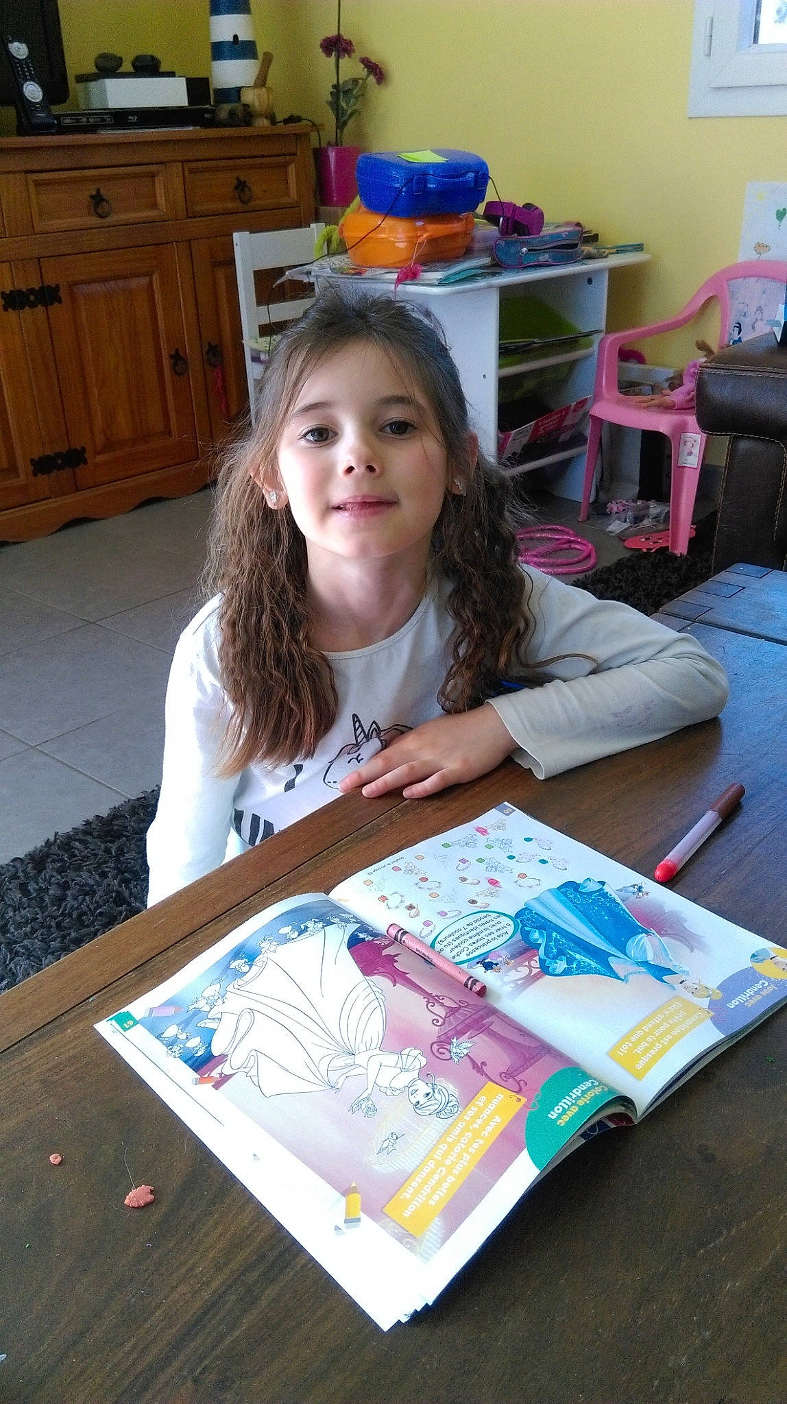 Aurore a rejoint le concours — aidez-le/la à gagner de superbes lots ! child, child_art, homework, learning, person, play, reading, writing_implement