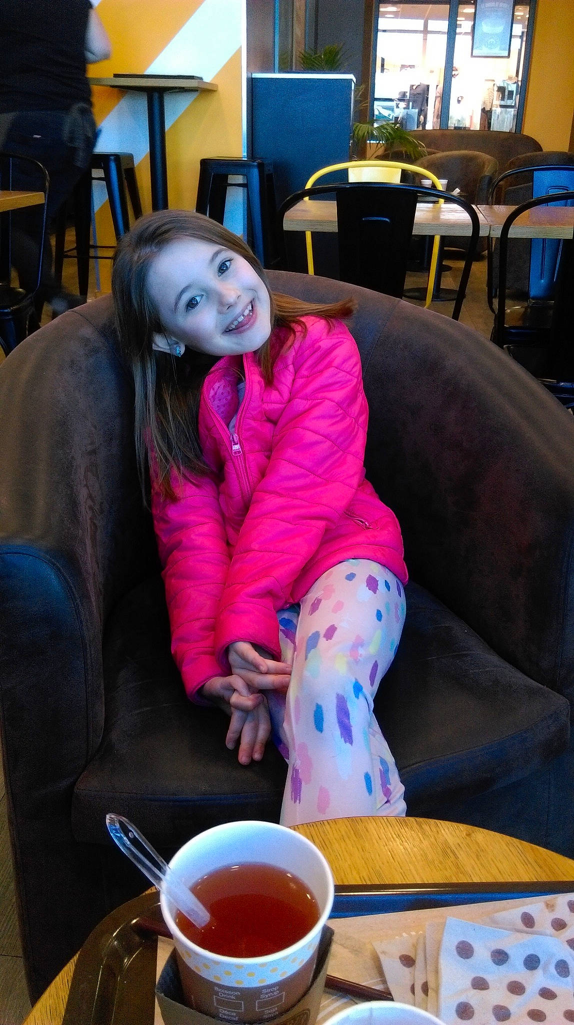 Aurore a rejoint le concours — aidez-le/la à gagner de superbes lots ! cup, drink, food, joy, long_hair, person, sitting, tableware