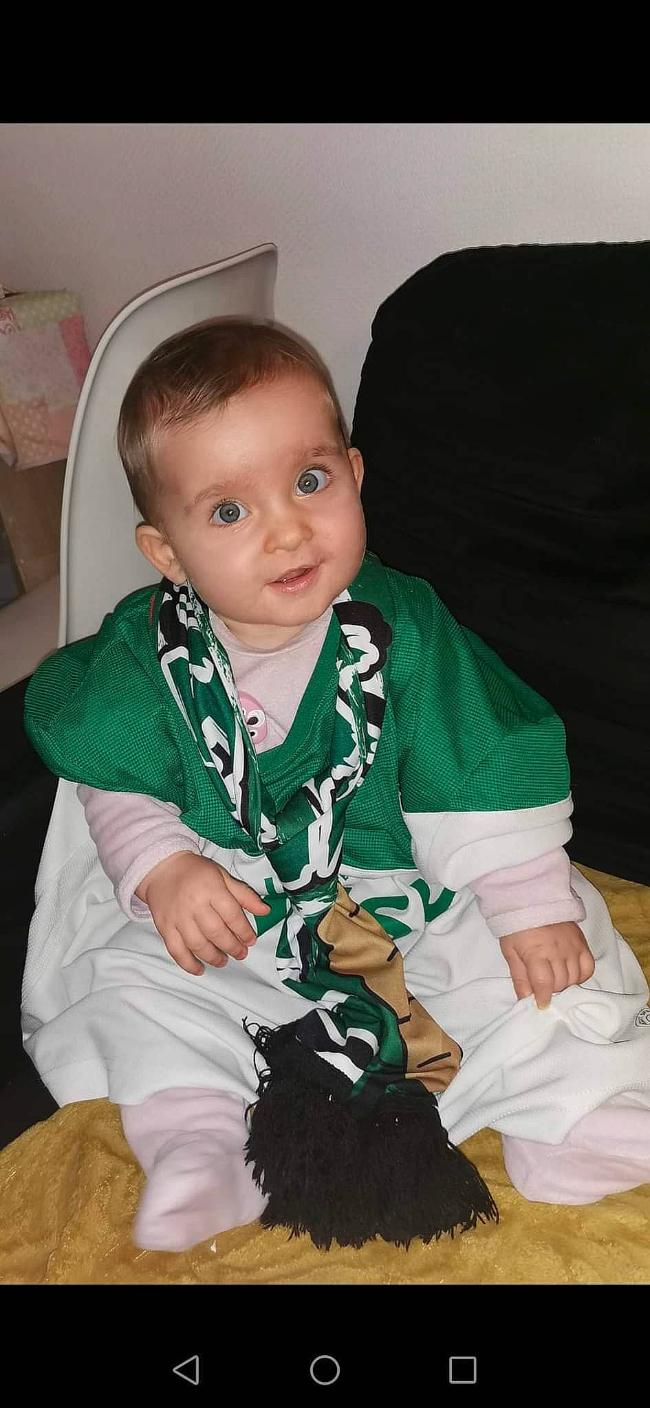 Maïlyne participe au concours pour gagner de l'argent avec cette photo : baby, baby_products, baby_toddler_clothing, chair, cheek, child, comfort, couch, eye, fur, lap, nail, pattern, person, room, sitting, skin, sleeve, sock, thumb