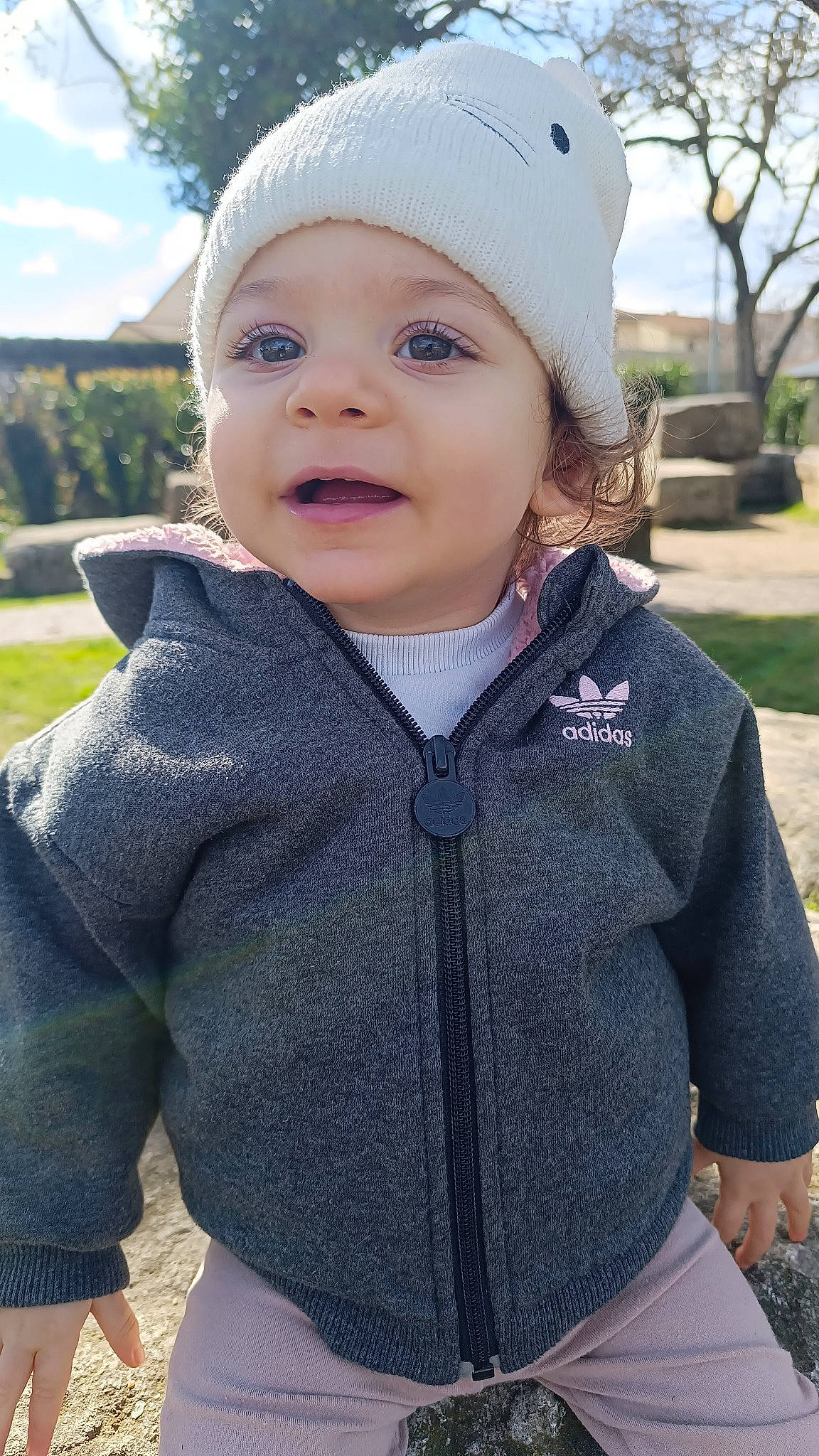 Gabrielle participe au concours pour gagner de l'argent avec cette photo : baby, baby_toddler_clothing, cap, cool, eye, facial_expression, grass, happy, headwear, lip, outerwear, people, person, plant, skin, sky, sleeve, smile, standing, toddler