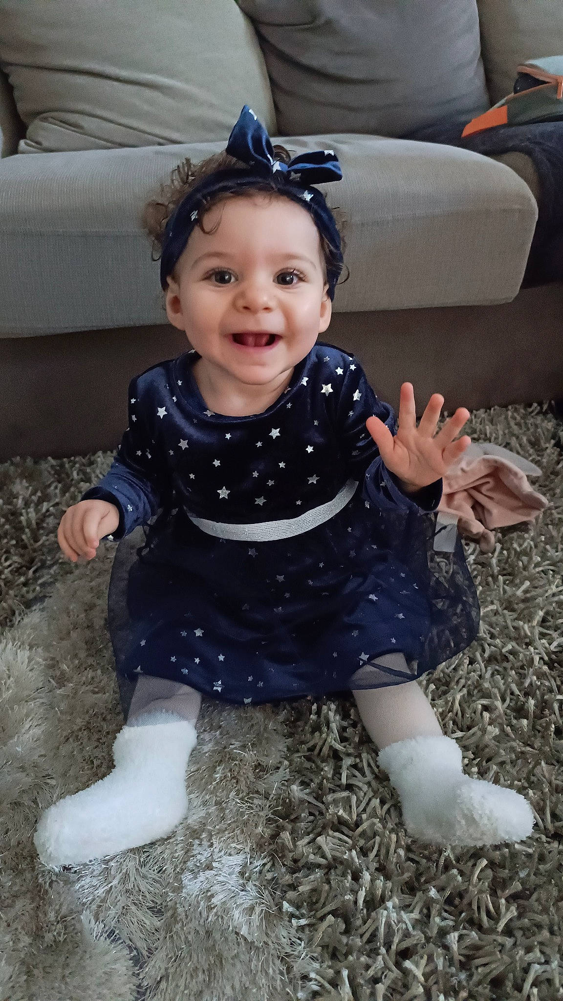 Gabrielle a rejoint le concours — aidez-le/la à gagner de superbes lots ! baby, baby_toddler_clothing, blue, child, comfort, couch, dress, face, fun, grass, happy, head, human_leg, joy, pattern, person, purple, sitting, skin, sleeve