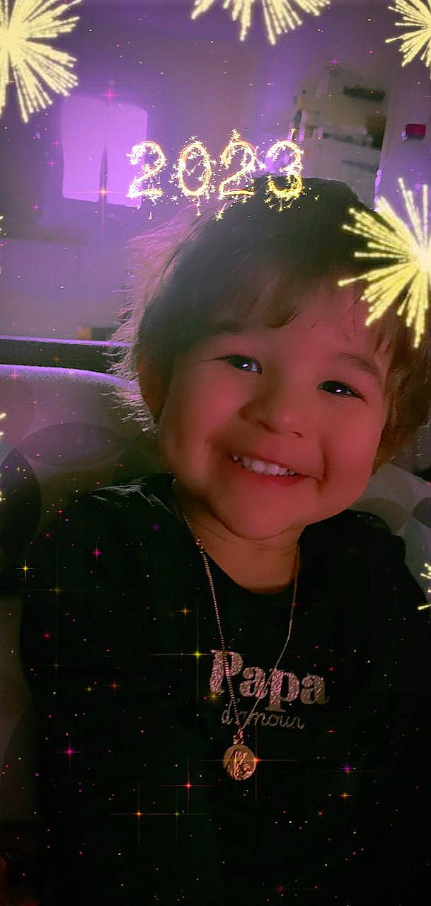 Edzio a rejoint le concours — aidez-le/la à gagner de superbes lots ! child, christmas_ornament, cool, event, fashion_accessory, flash_photography, fun, happy, holiday, jewellery, joy, light, lighting, magenta, person, pink, purple, sleeve, smile, space