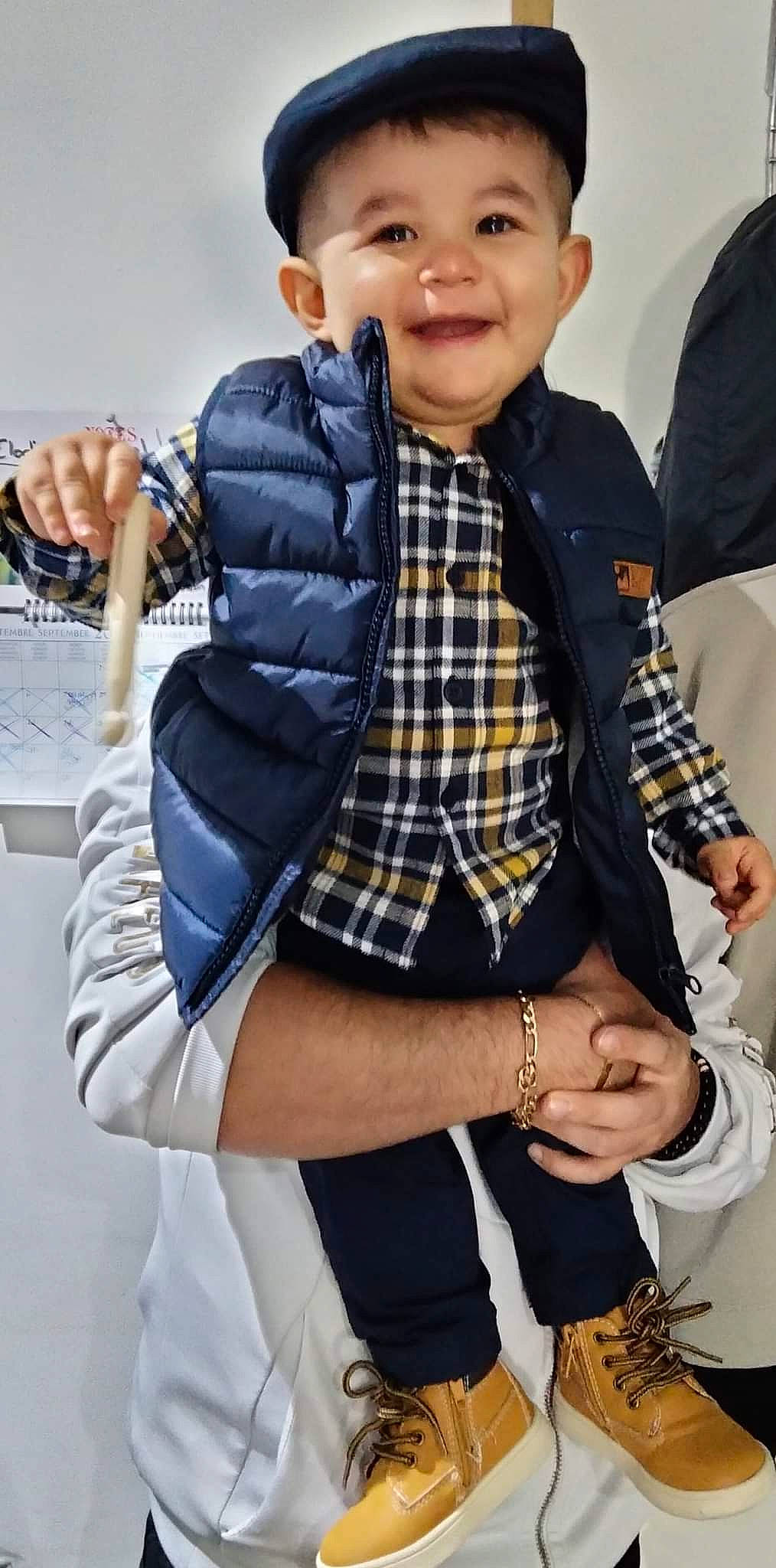 Edzio participe au concours pour gagner de l'argent avec cette photo : arm, blazer, collar, cool, dress_shirt, face, finger, gesture, hand, happy, joint, joy, person, plaid, sleeve, smile, style, tartan, thumb, toddler