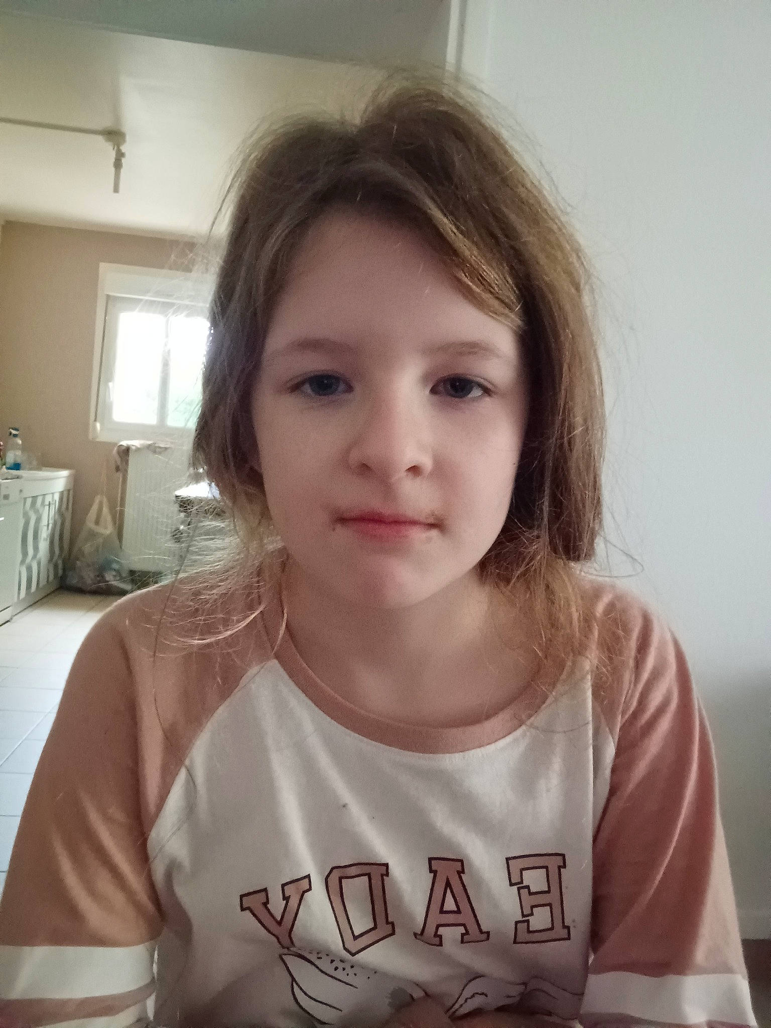 Cataleya a rejoint le concours — aidez-le/la à gagner de superbes lots ! bangs, blond, cheek, chin, ear, eyebrow, eyelash, face, forehead, happy, human_body, jaw, lip, neck, nose, person, shoulder, sleeve, t_shirt, toddler