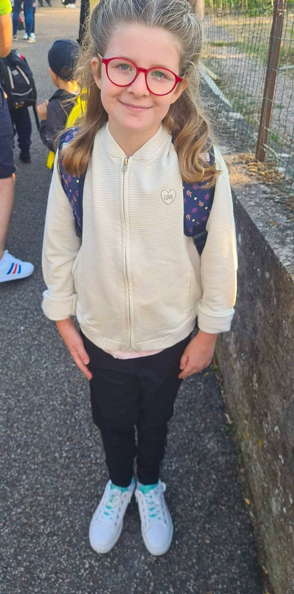 Cataleya a rejoint le concours — aidez-le/la à gagner de superbes lots ! cool, electric_blue, eye, eyewear, fashion_accessory, fun, glasses, happy, human_leg, joy, knee, leg, leisure, person, recreation, shorts, sleeve, smile, sneakers, t_shirt