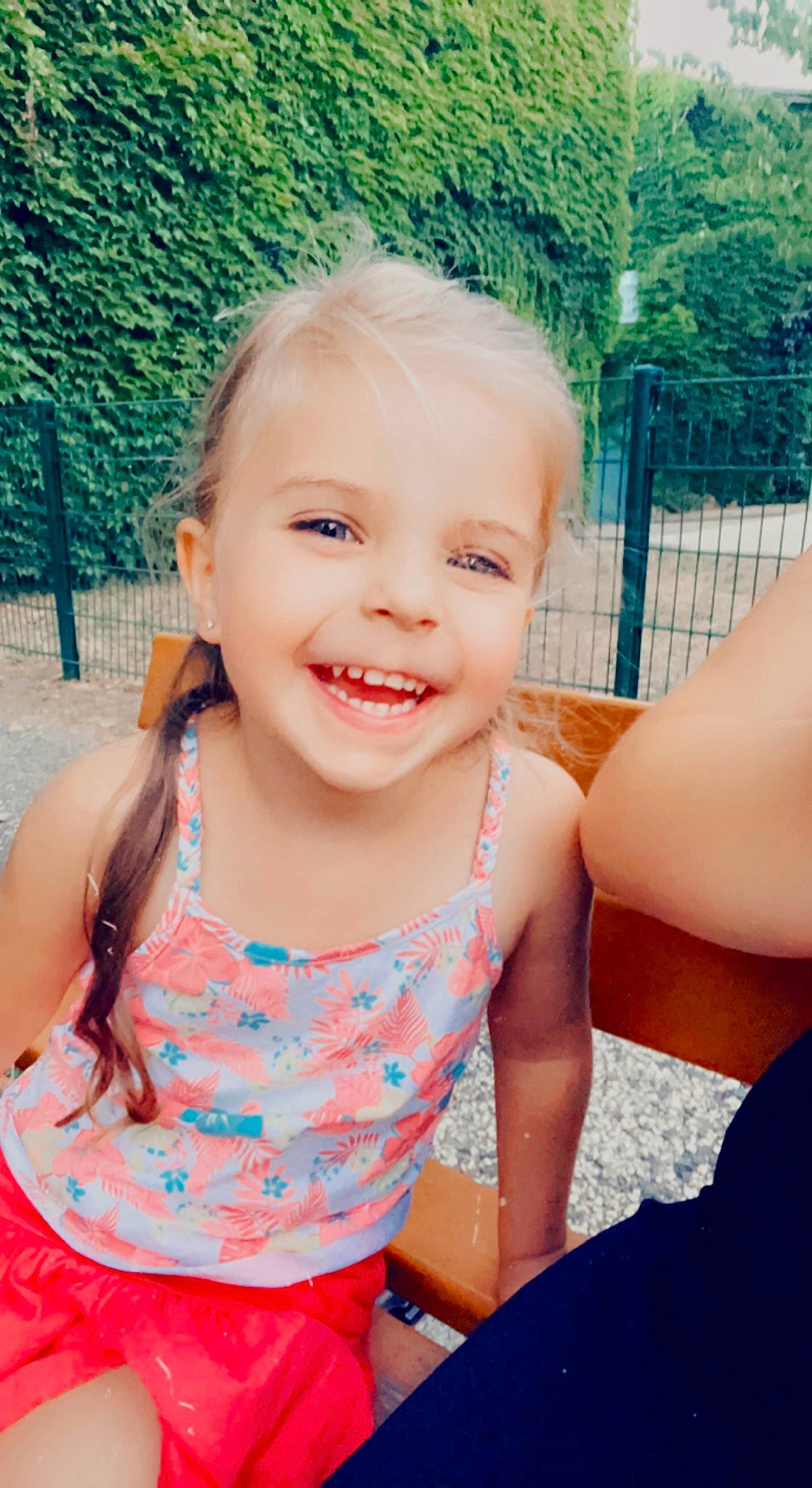 Julia a rejoint le concours — aidez-le/la à gagner de superbes lots ! arm, azure, baby_toddler_clothing, child, eye, facial_expression, finger, fun, grass, happy, human_body, iris, joy, leisure, lip, people_in_nature, person, recreation, skin, smile