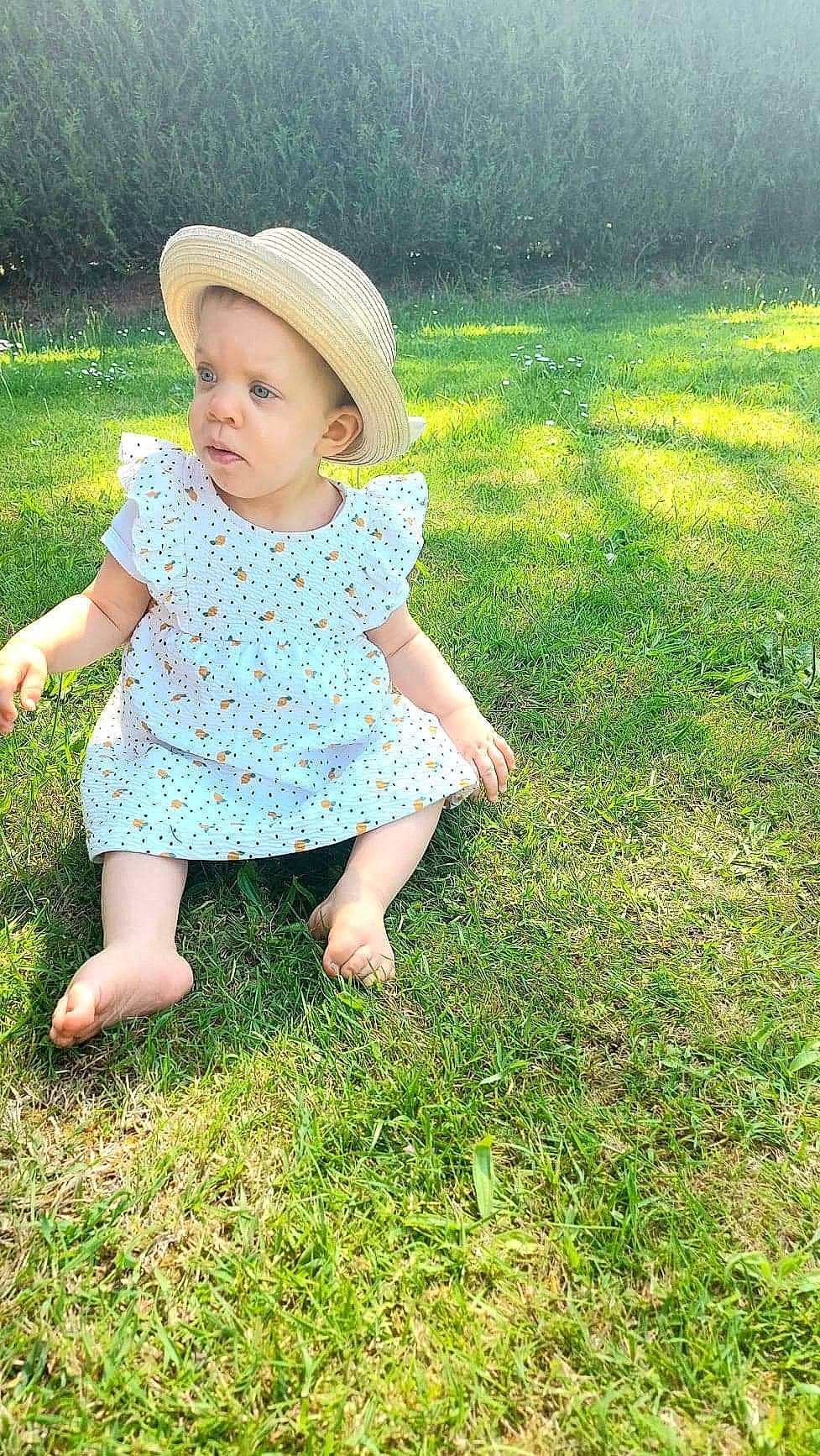Ambre a rejoint le concours — aidez-le/la à gagner de superbes lots ! baby, baby_toddler_clothing, child, dress, fun, grass, grass_family, grassland, groundcover, happy, hat, headwear, lawn, meadow, pattern, people_in_nature, person, plant, recreation, sleeve