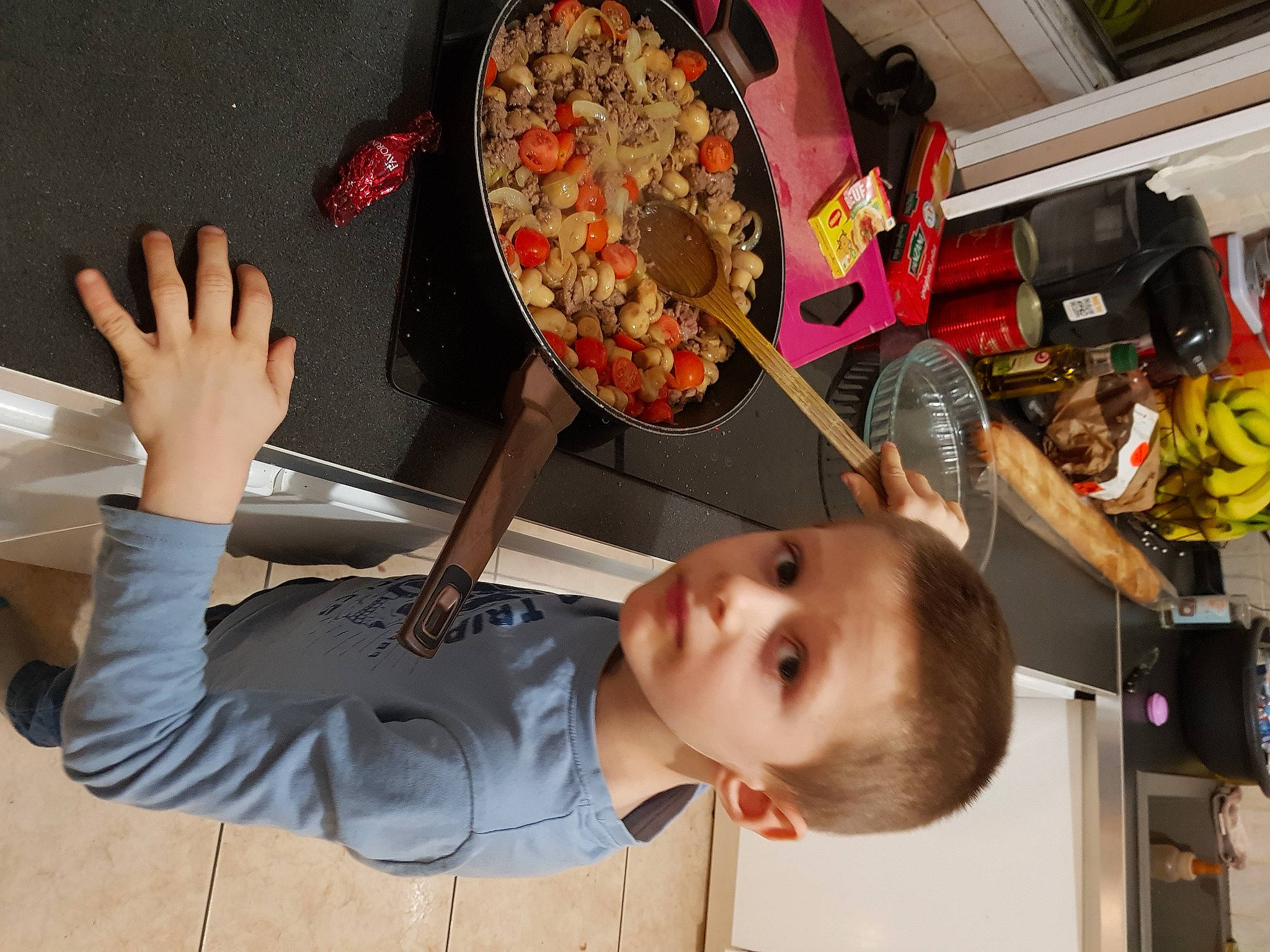 Sandro participe au concours pour gagner de l'argent avec cette photo : art, artist, child, cuisine, dish, fast_food, finger_food, food, fun, gesture, hat, leisure, person, room, t_shirt, toddler, tree, visual_arts