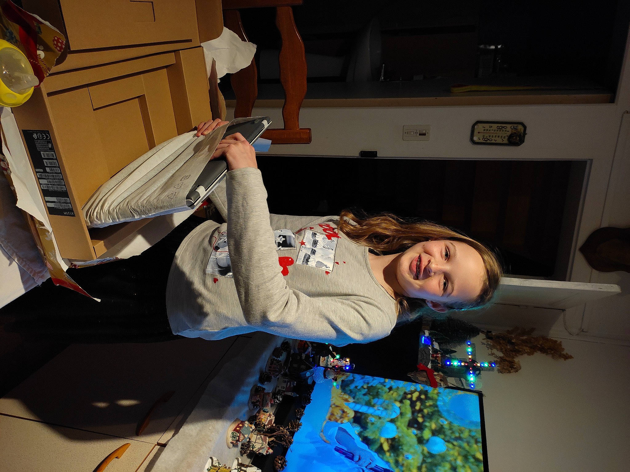 élissa a rejoint le concours — aidez-le/la à gagner de superbes lots ! art, child, elbow, engineering, fun, joy, leisure, machine, person, room, smile, space, t_shirt, toddler, visual_arts, wood