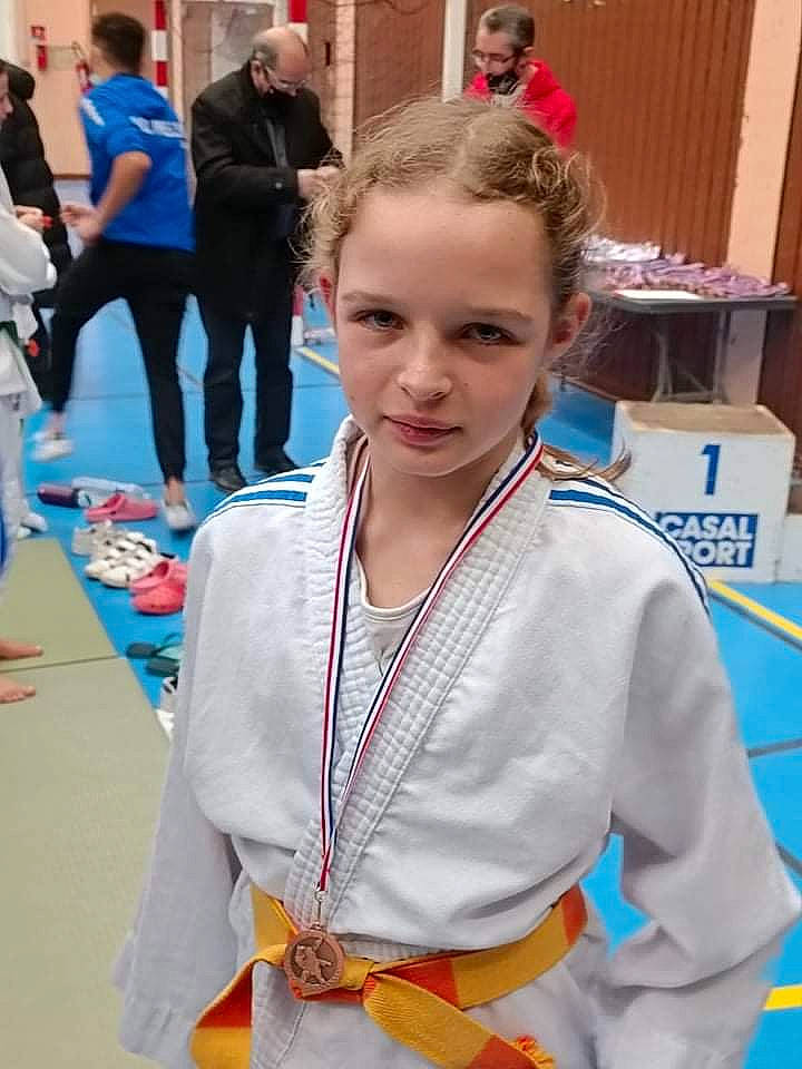 élissa a rejoint le concours — aidez-le/la à gagner de superbes lots ! championship, combat_sport, competition_event, contact_sport, electric_blue, event, face, fun, hair, hairstyle, head, japanese_martial_arts, jewellery, joint, martial_arts, martial_arts_uniform, necklace, person, recreation, sports_uniform