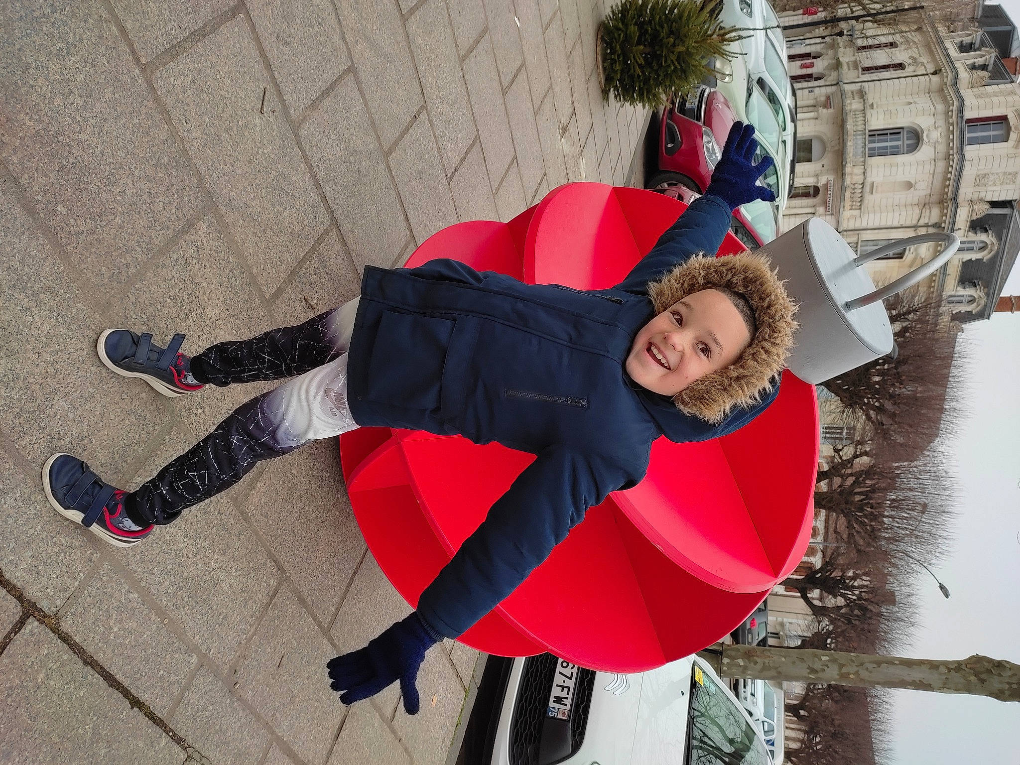 Nolan participe au concours pour gagner de l'argent avec cette photo : carmine, costume, costume_hat, event, fashion_accessory, fictional_character, flooring, fun, happy, hat, human_leg, joy, leisure, pattern, person, plant, recreation, smile, sun_hat, thigh