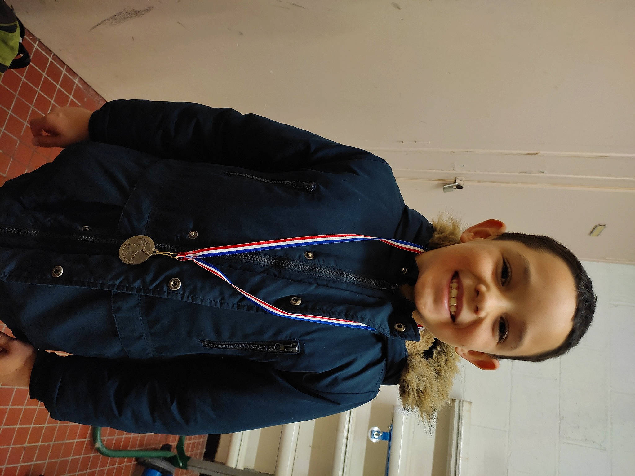 Nolan a rejoint le concours — aidez-le/la à gagner de superbes lots ! bag, child, comfort, denim, elbow, electric_blue, fashion_accessory, happy, joy, person, personal_protective_equipment, pocket, sitting, sleeve, smile, street_fashion, windbreaker