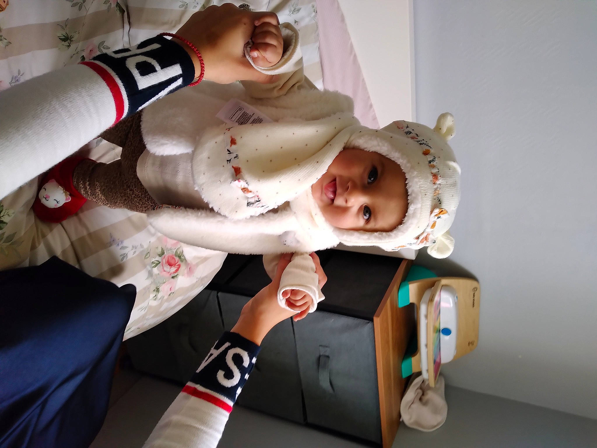 Emma Charlotte a rejoint le concours — aidez-le/la à gagner de superbes lots ! baby, baby_products, box, carmine, child, comfort, elbow, event, fun, happy, headwear, human_body, human_leg, knee, person, room, sitting, smile, thigh, toddler