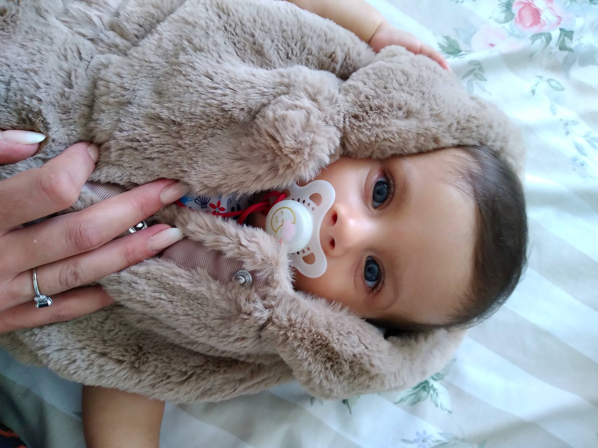 Emma Charlotte a rejoint le concours — aidez-le/la à gagner de superbes lots ! blond, cap, close_up, eye, eyebrow, eyelash, face, freezing, fur_clothing, grass, happy, hat, head, iris, lip, nose, person, plant, skin, tree