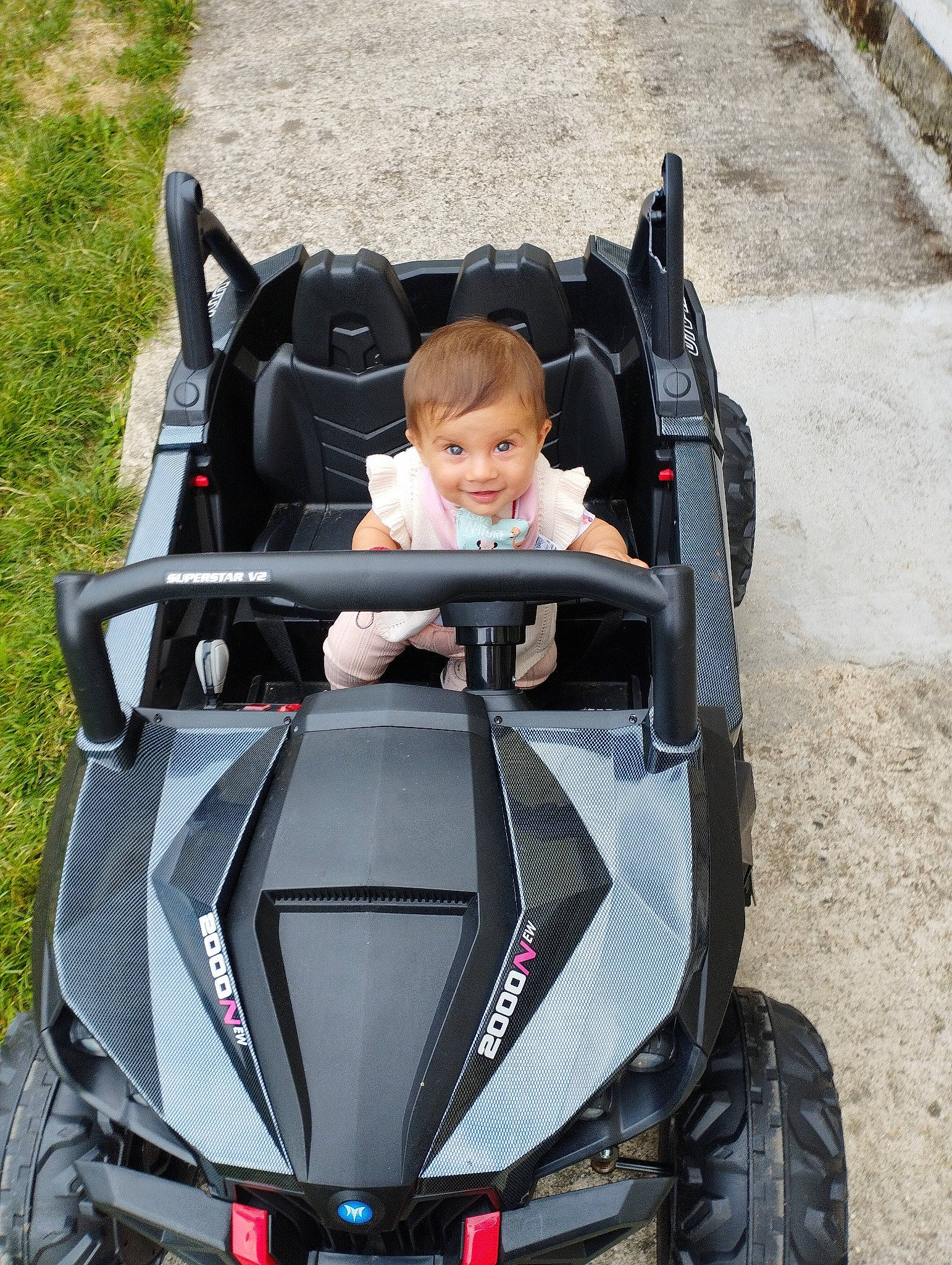 Emma Charlotte participe au concours pour gagner de l'argent avec cette photo : auto_part, automotive_design, automotive_exterior, automotive_lighting, automotive_tire, baby_carriage, black, comfort, fender, joy, motor_vehicle, person, photograph, plant, product, synthetic_rubber, tire, travel, tread, vehicle