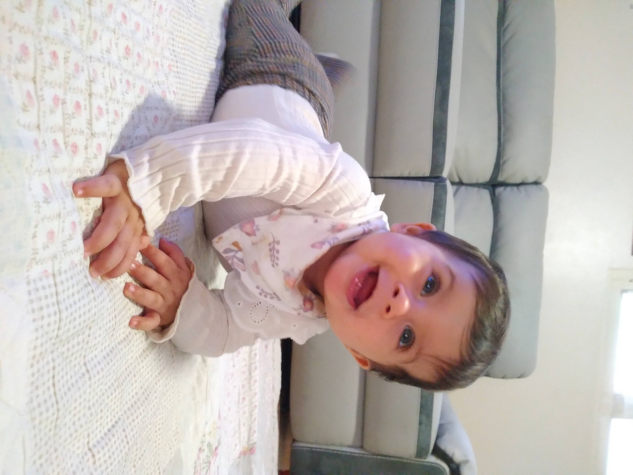 Emma Charlotte a rejoint le concours — aidez-le/la à gagner de superbes lots ! baby, baby_products, baby_toddler_clothing, child, comfort, elbow, foot, fun, gesture, happy, hat, human_leg, knee, linens, pattern, person, room, sleeve, smile, thumb