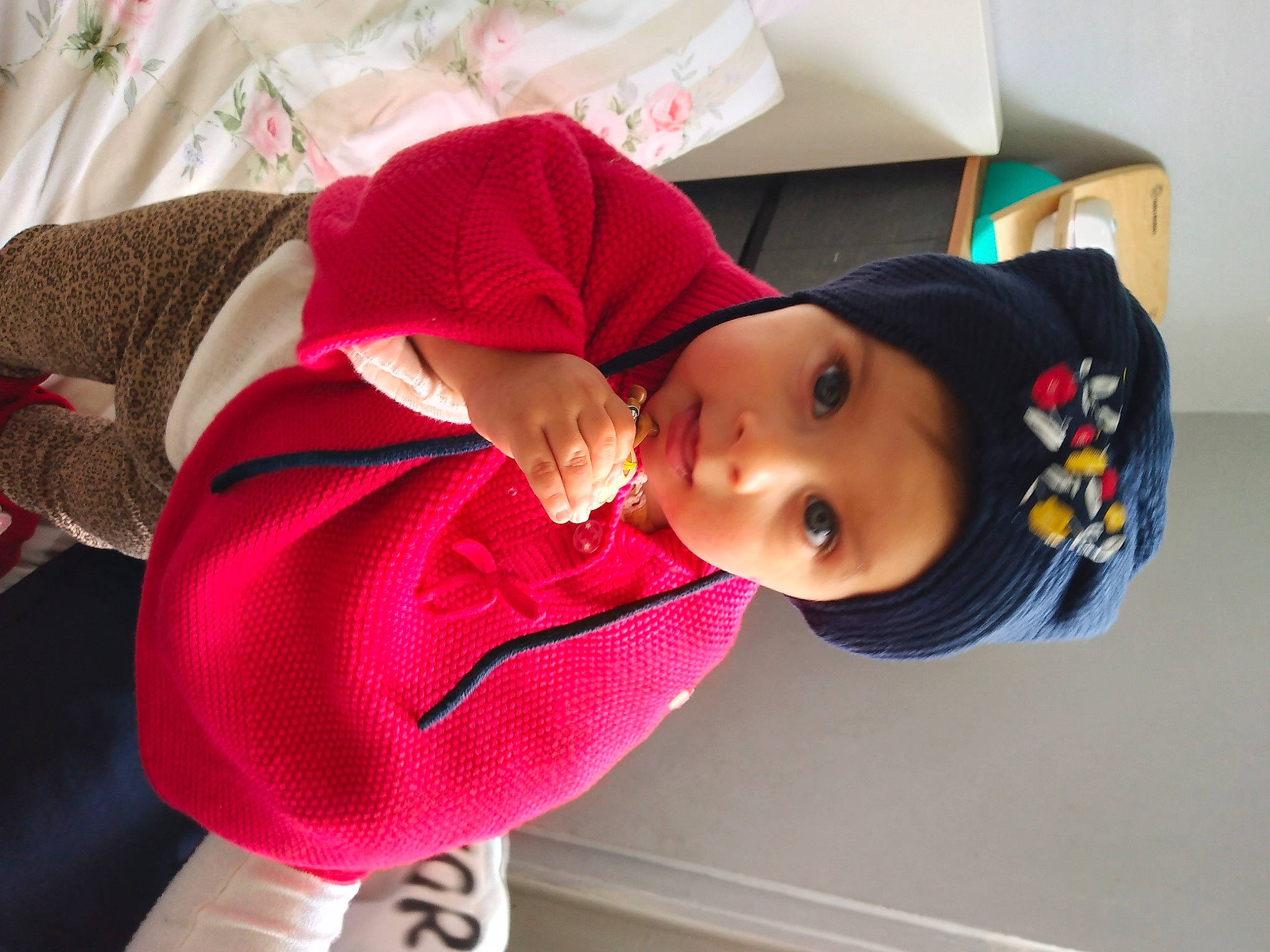 Emma Charlotte participe au concours pour gagner de l'argent avec cette photo : baby, baby_products, baby_toddler_clothing, cap, carmine, child, comfort, hat, headgear, headwear, magenta, person, room, shipping_box, sleeve, toddler