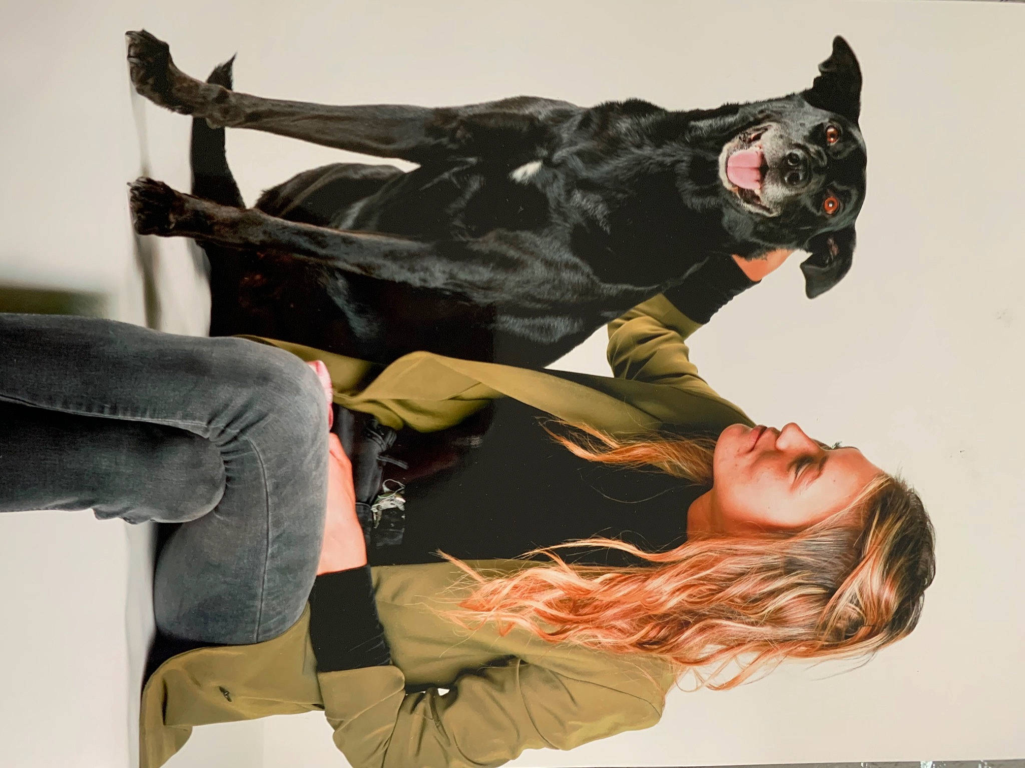 Kalinka a rejoint le concours — aidez-le/la à gagner de superbes lots ! comfort, event, fur, gesture, human_leg, knee, sitting, thigh