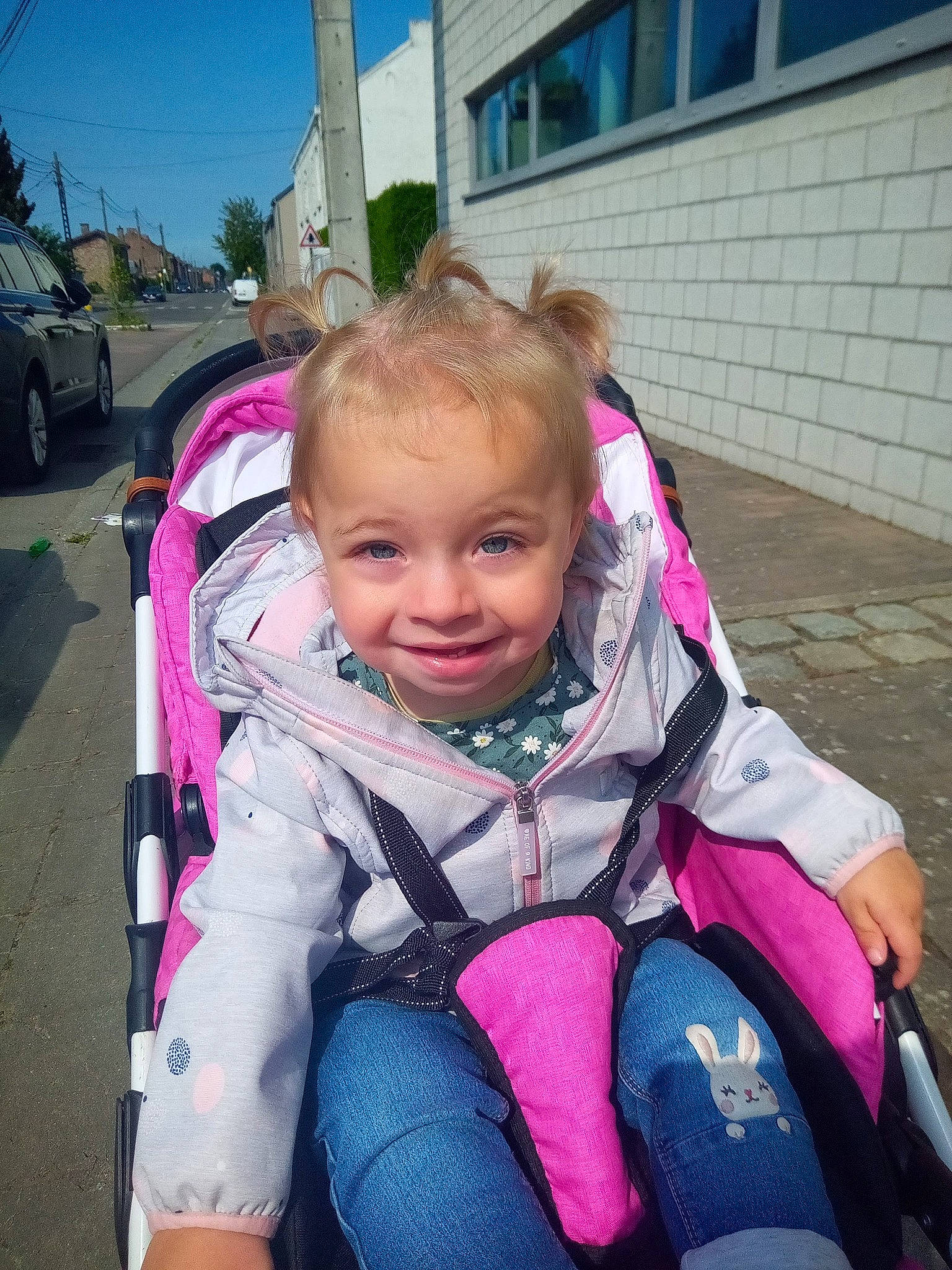 Julie participe au concours pour gagner de l'argent avec cette photo : baby, baby_carriage, baby_products, baby_toddler_clothing, blue, comfort, eye, grass, happy, iris, joy, leisure, person, pink, plant, sky, smile, tire, toddler, travel