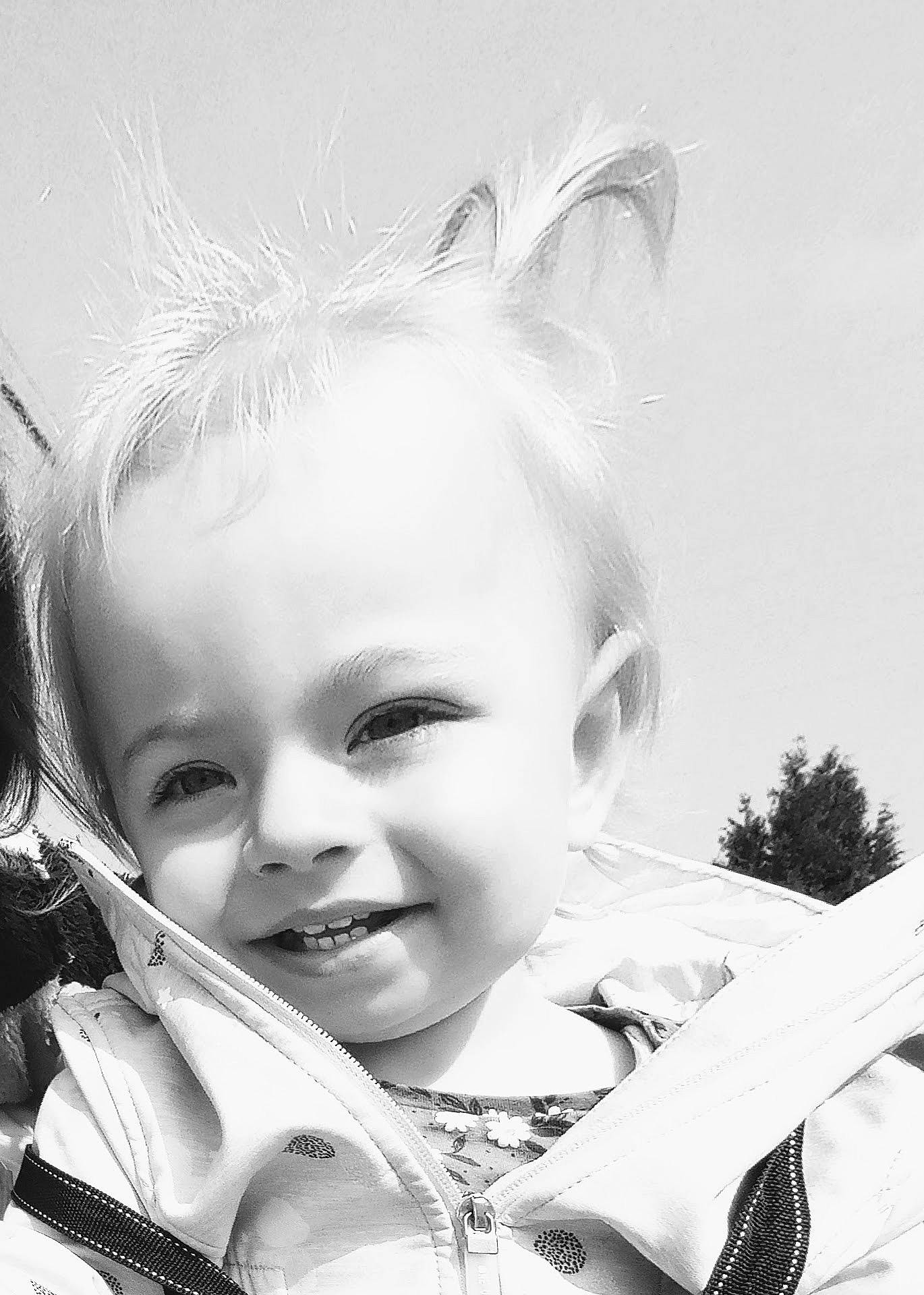 Julie a rejoint le concours — aidez-le/la à gagner de superbes lots ! black_and_white, eye, eyebrow, facial_expression, flash_photography, gesture, hair, hairstyle, hand, happy, head, human_body, iris, joy, lip, mouth, nose, person, skin, smile