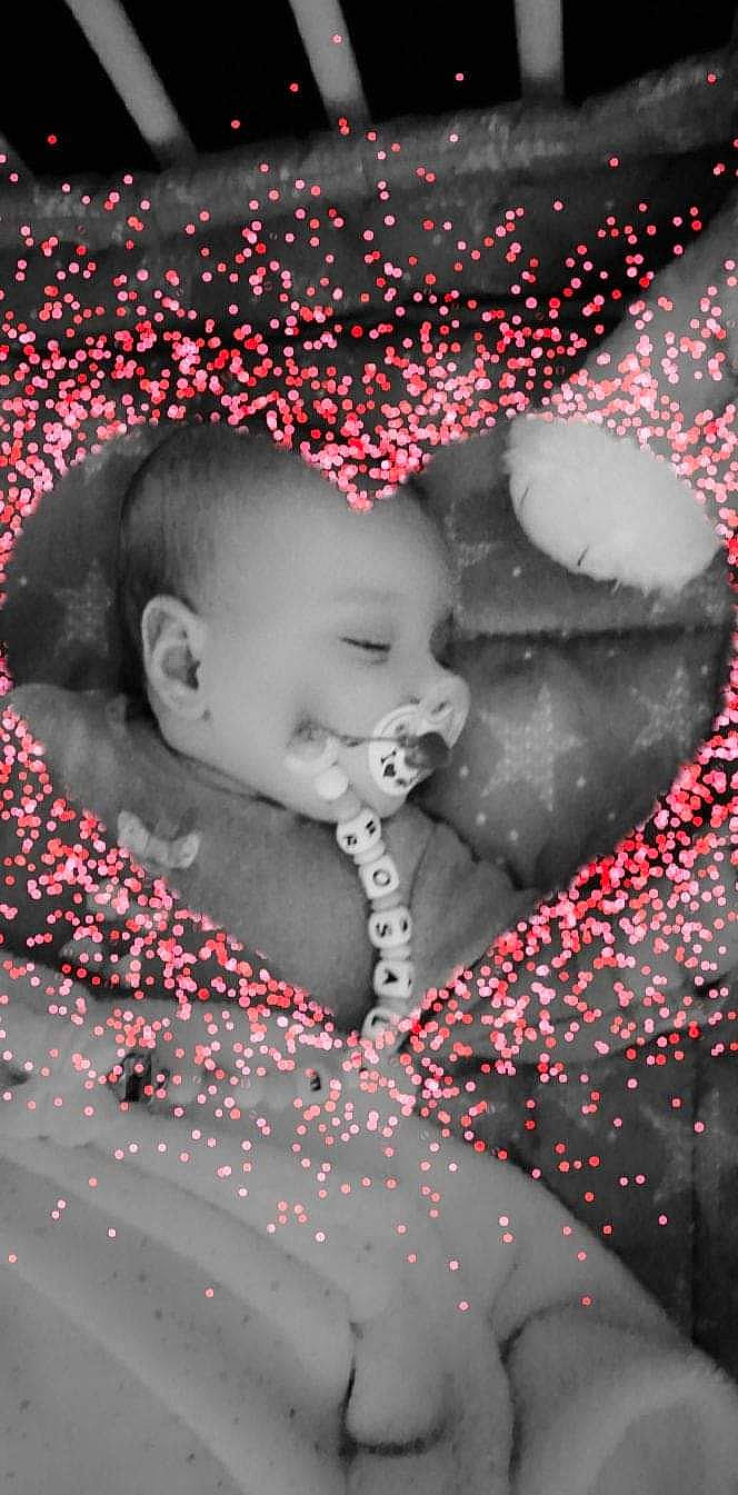 Rosalie participe au concours pour gagner de l'argent avec cette photo : baby, baby_toddler_clothing, cheek, child, chin, eye, face, flash_photography, happy, head, iris, lip, magenta, monochrome_photography, mouth, people_in_nature, person, petal, pink, red