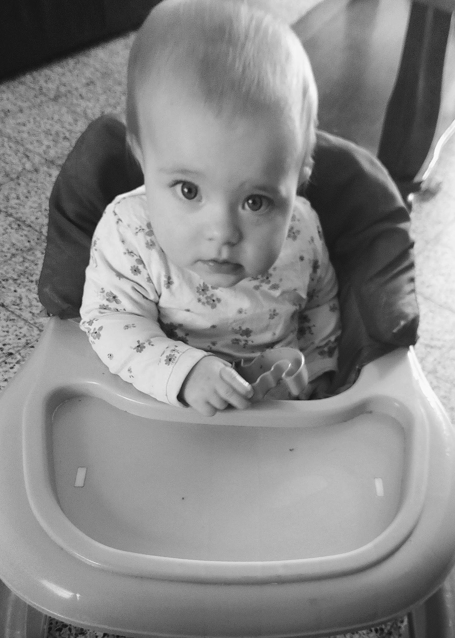 Rosalie a rejoint le concours — aidez-le/la à gagner de superbes lots ! baby, baby_toddler_clothing, black, black_and_white, cheek, child, face, facial_expression, fun, happy, mammal, monochrome, monochrome_photography, organ, person, photograph, product, snapshot, standing, toddler